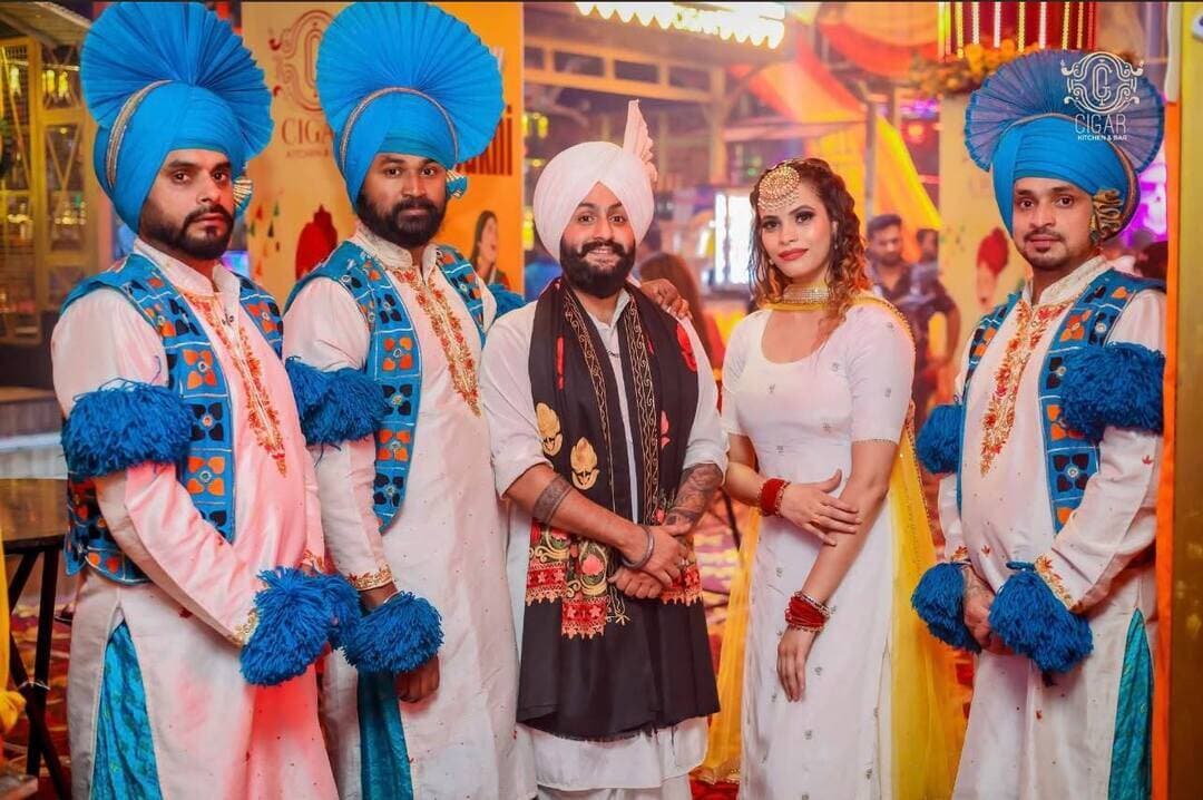 शिवडोला में गूंजेगा ‘जो बोले सो निहाल, सत श्री अकाल’
________________
पंजाब के गतका दल और दिल्ली के भांगड़ा-गिद्दा दल देंगे शानदार प्रस्तुति
________________
संस्कृति विभाग की पंजाबी साहित्य अकादमी के आयोजन में वीरता और पंजाबी संस्कृति का दिखेगा संगम
________________
खरगोन 25 अगस्त 2026। अधिष्ठाता भगवान श्री सिद्धनाथ महादेवजी के भादौ बदी दूज के अवसर पर रविवार, 30 अगस्त को आयोजित होने वाले भव्य शिवडोला में इस बार पंजाबी संस्कृति और वीरता की अनूठी झलक देखने को मिलेगी। मध्यप्रदेश शासन के संस्कृति विभाग की पंजाबी साहित्य अकादमी, भोपाल के तत्वावधान में पंजाब के गतका दल तथा दिल्ली के भांगड़ा एवं गिद्दा दल द्वारा विशेष प्रस्तुतियां दी जाएंगी। शिवडोला में भोलेनाथ के जयकारों के साथ “जो बोले सो निहाल, सत श्री अकाल” और “बल्ले-बल्ले” के उद्घोष भी गूंजेंगे।
पंजाबी साहित्य अकादमी द्वारा लगातार सातवें वर्ष शिवडोला में इन सांस्कृतिक प्रस्तुतियों का आयोजन किया जा रहा है। इसका उद्देश्य पंजाब की पारंपरिक गतका युद्धकला, गिद्दा और भांगड़ा को प्रदेश में जन-जन तक पहुंचाना है। गतका सिख योद्धाओं की पारंपरिक युद्धकला है, जिसे दशमेश पिता श्री गुरु गोबिंद सिंहजी ने सनातन धर्म की रक्षा के लिए अपने अनुयायियों को सिखाया था।
गतका के रोमांचक प्रदर्शन के साथ दिखेगा अद्भुत साहस
________________
शिवडोला के दौरान सनावद रोड स्थित बैंक ऑफ महाराष्ट्र के पास बनाए गए अस्थायी मंच पर गतका दल द्वारा रोमांचक युद्धकला का प्रदर्शन किया जाएगा। यू.एस.ए. बुक ऑफ वर्ल्ड रिकॉर्ड्स में दर्ज दलेर खालसा इंटरनेशनल का दल विशेष आकर्षण रहेगा। दल में भारत के सबसे लंबे सिंह वीर सुखदेव सिंह सुक्खा बाबा भी अपनी विशेष प्रस्तुति एवं साहस का प्रदर्शन करेंगे। उनकी लंबाई 7 फीट 5 इंच बताई गई है।
इसके साथ ही दिल्ली से आने वाले भांगड़ा और गिद्दा दल द्वारा रंगारंग प्रस्तुतियां दी जाएंगी। पंजाबी लोकनृत्यों की इन प्रस्तुतियों से शिवडोला का वातावरण उत्साह और उल्लास से भर उठेगा।
पंजाबी साहित्य अकादमी के निदेशक के नेतृत्व में अकादमी की टीम ने आयोजन स्थल का निरीक्षण कर शिवडोला समिति के साथ व्यवस्थाओं की समीक्षा की है। आयोजन में श्री गुरुसिंघ सभा, खरगोन का विशेष सहयोग रहेगा। आयोजकों ने निमाड़ की धर्मप्रेमी जनता से शिवडोला में पहुंचकर इन आकर्षक सांस्कृतिक एवं साहसिक प्रस्तुतियों का आनंद लेने का आह्वान किया है।
#JansamparkMP #khargone