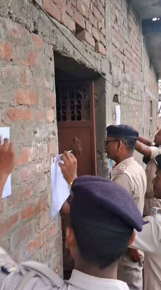 वांछित अभियुक्तों के खिलाफ पुलिस ने न्यायालय के आदेश पर बड़ी कार्रवाई की है। भागलपुर के खरीक थाना क्षेत्र से इस वक्त की बड़ी खबर सामने आ रही है। खरीक थाना कांड संख्या 303/25 में वांछित अभियुक्तों के खिलाफ पुलिस ने न्यायालय के आदेश पर बड़ी कार्रवाई की है।
आज दिनांक 25 अगस्त 2026 को माननीय न्यायालय द्वारा जारी आदेश के अनुपालन में खरीक थाना पुलिस ने कांड संख्या 303/25 के वांछित अभियुक्तों के आवास पर विधिवत इश्तेहार चस्पा किया।
बताया जा रहा है कि यह कार्रवाई कांड में दर्ज धारा 137(2), 96, 352, 351(2)(3) एवं 3(5) BNS के तहत की गई है।
न्यायालय के आदेश के बाद पुलिस टीम अभियुक्तों के आवास पर पहुंची और वहां इश्तेहार चस्पा कर आवश्यक कानूनी कार्रवाई पूरी की।
पुलिस की इस कार्रवाई के बाद अब वांछित अभियुक्तों की गिरफ्तारी और आगे की कानूनी प्रक्रिया को लेकर चर्चा तेज हो गई है।
फिलहाल पुलिस द्वारा न्यायालय के आदेश के अनुपालन में की गई इस कार्रवाई के बाद मामले में आगे क्या कार्रवाई होती है, यह देखना महत्वपूर्ण होगा।