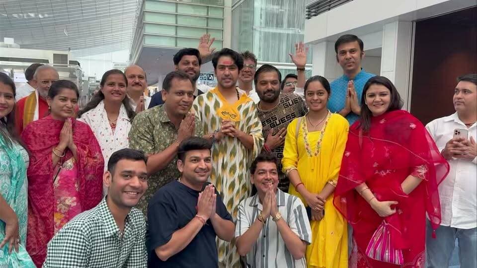 बागेश्वर धाम सरकार ने जापान यात्रा के दौरान की प्रधानमंत्री मोदी की तारीफ़। बोले जापान में रहने वाले भारत के भाई बहिन अपने देश,तिरंगे और प्रधानमंत्री मोदी से अभूतपूर्व प्रेम करते हैं।
उन्होंने कहा कि अपनी जापान यात्रा के दौरान उन्होंने लगभग 3000 लोगों से भेंट की है।इस दौरान उन्होंने जापान की व्यवस्थाओं की तारीफ़ की साथ ही कहा इस देश में रहने वाले लोग भले ही अपना घर छोड़कर यहां रह रहे हो लेकिन उनके दिल में देश के लिए प्रेम बसता है।उन्होंने अपनी यात्रा के दौरान पाया कि लोग मानते हैं कि भारत के प्रधानमंत्री अपनी इस उम्र में भी देश के लिए जो परिश्रम कर रहे हैं वह सराहनीय है।उन्होंने कहा कि जापान में उन्हें सनातन प्रेमी,भारत प्रेमी के साथ साथ मोदी प्रेमी भी मिले।
बागेश्वर धाम सरकार बागेश्वर धाम सरकार शिष्य मंडल इंदौर मध्यप्रदेश
#viralnews #BreakingNews #bageshwardhamsarkar