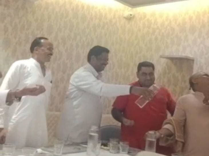 जिले के तीनों माननीय जी, खासतौर पर कद्दावर वाले माननीय जी
ये आपके विधानसभा क्षेत्र के ही हैं, जब आप शहर आते हैं यहीं कसम खाने वाले लोग आपके आगे पीछे होते हैं, आपको सिर्फ इनके साथ आई भीड़ दिखती है, इनका स्वागत दिखता है लेकिन अब इनकी करतूतों भी देखना होगा, जिले की जनता वीडियो में सब देख और सुन चुकी है, आपकी छवि वाकई बहुत अच्छी है लेकिन ये आपके इर्द-गिर्द रहने वाले लोग निगम की कमाई का बंटवारा करने की बात कहकर आपकी छवि पर बट्टा लगा रहे हैं। दावा किया जाता है कि महिलाओं का सम्मान सबसे ज्यादा प्रदेश सरकार कर रही है लेकिन इन पार्षदों की करतूत देखिये कि मां जैसे पवित्र नाम तक की धज्जियां उड़ा दीं, मां का नाम लेकर गाली देना कहां तक उचित है, वीडियो में दिखने वाले दृश्य और जो सुनाई दे रहा है, सब अगर झूठ है तो क्यों कोई एक भी पार्षद कैमरे पर आकर इस वीडियो को गलत क्यों नहीं बता रहा। मतलब साफ है कि वाकई निगम के पार्षदों ने शर्मनाक करतूत की है बस अब अपने मूंह छुपाने के लिए हो सकता है कि कोने ढूंढ रहे हों लेकिन जब ये सब आपके नुमाइंदे हैं तो आप ही आगे आकर इस पर कुछ बोलिए और बता दीजिए कि सबके खिलाफ कार्रवाई होगी और अब तक निगम में हुए विकास कार्यों में हर एक पार्षद की भूमिका की जांच कराई जाएगी और पूरी इमानदारी के साथ कार्रवाई होगी, रही बात जनता की तो जनता एक बार में ही सजा देती और दोबारा उस लायक नहीं छोड़ती कि जांच कराएंगे ये अल्फाज़ कहने लायक़ भी न छोड़ती।