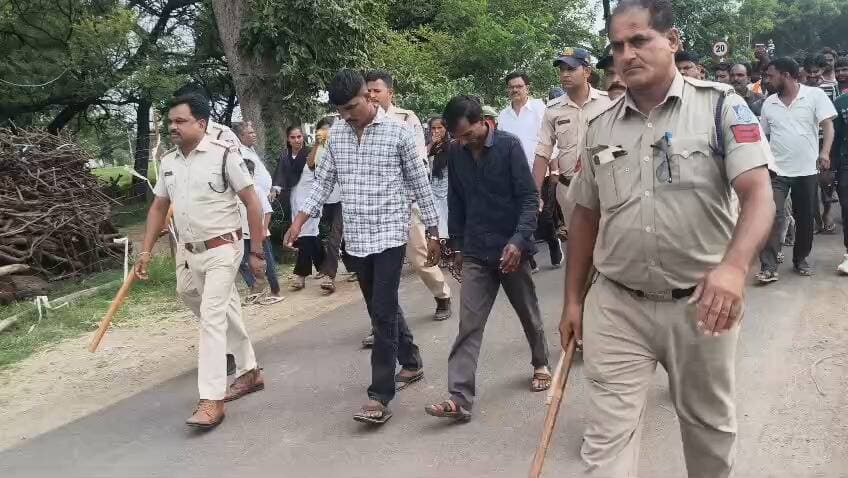 पुराने जमीन विवाद में हत्या: गिरफ्तार आरोपियों का पुलिस ने निकाला जुलूस