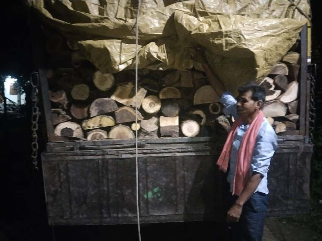 वन विभाग धार की बड़ी कार्रवाई में लेबड़ ब्रिज मार्ग पर चेकिंग के दौरान लगभग 5 टन लकड़ी अवैध जलाऊ लकड़ी से भरा ट्रक जब्त किया गया। वैध दस्तावेज नहीं मिलने पर भारतीय वन अधिनियम एवं मप्र वनोपज नियमों के तहत कार्रवाई की गई।
#Dhar
Jansampark Madhya Pradesh
CM Madhya Pradesh