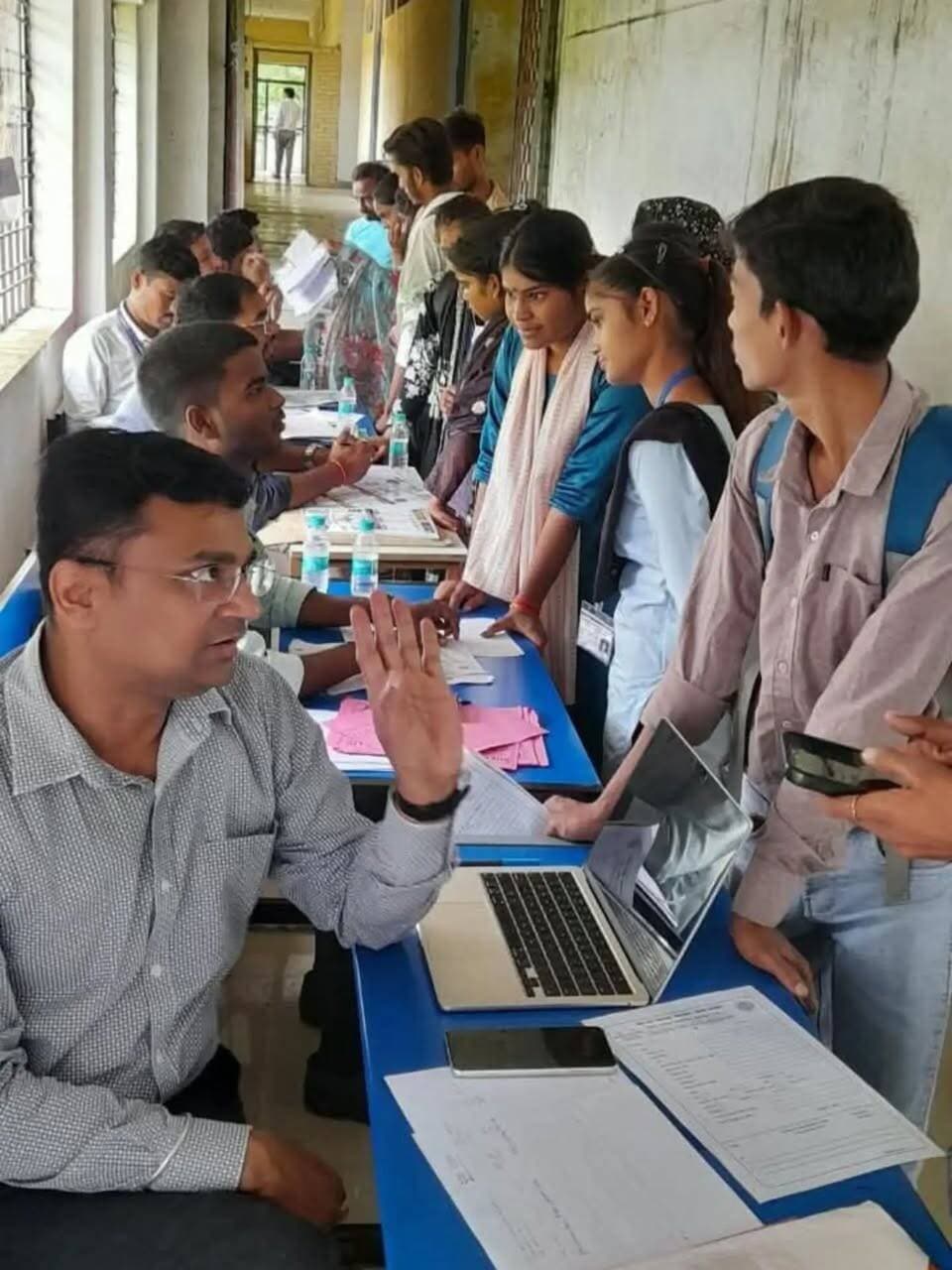 युवा संगम में 169 आवेदकों का प्रारंभिक चयन
बिजावर में रोजगार, स्वरोजगार एवं अप्रेंटिसशिप मेले का आयोजन
----
जिला प्रशासन के निर्देशन में 25 अगस्त 2026 को शासकीय महाविद्यालय बिजावर में युवा संगम (रोजगार, स्वरोजगार एवं अप्रेंटिसशिप मेला) का आयोजन किया गया। कार्यक्रम में बिजावर विधायक राजेश शुक्ला मुख्य अतिथि के रूप में उपस्थित रहे।
मेले में कुल 322 आवेदकों ने ऑनलाइन एवं ऑफलाइन पंजीयन कराया। विभिन्न कंपनियों द्वारा आयोजित चयन प्रक्रिया में 169 आवेदकों का प्रारंभिक चयन किया गया। इनमें एनएनआईटी (आईसीआईसीआई) से 7, आईसेक्ट छतरपुर से 5, श्रीराम पिस्टन एवं रिंग्स राजस्थान से 32, एलआईसी बड़ामलहरा से 28, पुखराज हेल्थकेयर झांसी से 23, वर्धमान यार्न मंडीदीप से 51 तथा एसबीआई लाइफ इंश्योरेंस छतरपुर से 23 आवेदक शामिल हैं।
इस अवसर पर विधायक श्री राजेश शुक्ला ने चयनित एवं उपस्थित आवेदकों को कंपनियों में ज्वाइन कर रोजगार के अवसर का लाभ उठाने के लिए प्रेरित किया। उन्होंने क्षेत्रीय युवाओं के लिए रोजगार एवं स्वरोजगार की संभावनाओं पर प्रकाश डालते हुए युवाओं को उपलब्ध अवसरों का अधिक से अधिक लाभ लेने का आह्वान किया।
जिला रोजगार अधिकारी एस.के. जैन ने युवा संगम के उद्देश्य एवं रोजगार के अवसरों की जानकारी दी।
प्रबंधक, जिला व्यापार एवं उद्योग केंद्र छतरपुर डी.आर. तिवारी ने स्वरोजगार योजनाओं के बारे में बताया। शासकीय आईटीआई छतरपुर के उप प्राचार्य डी.के. करोसिया एवं शासकीय आईटीआई बिजावर के प्राचार्य एम.एम. बेग ने युवाओं को कौशल विकास के महत्व पर मार्गदर्शन दिया।
Chief Minister, MP
Jansampark Madhya Pradesh #chhatarpur