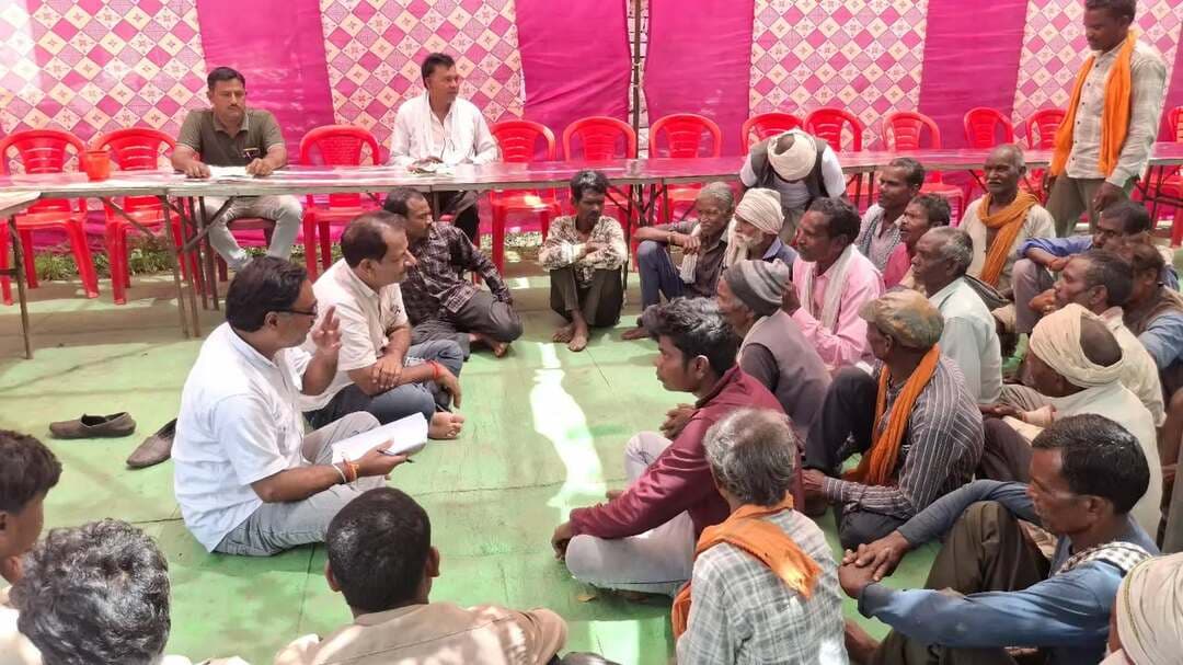 ग्राम सुरई में केन-बेतवा प्रभावितों को योजनाओं का लाभ दिलाने शिविर आयोजित
पेंशन के 4 आवेदन मौके पर स्वीकृत, 31 से अधिक ग्रामीणों का स्वास्थ्य परीक्षण कर दवाइयां भी वितरित की गई
---
कलेक्टर श्री मृणाल मीना के निर्देशन में केन-बेतवा लिंक परियोजना के अंतर्गत प्रभावित ग्राम सुरई में मंगलवार को पात्र हितग्राहियों को विभिन्न शासकीय योजनाओं का लाभ दिलाने के उद्देश्य से शिविर आयोजित किया गया।
आयोजित शिविर में जमीन पर बैठकर तहसीलदार अभिनव शर्मा सहित अन्य अधिकारियो ने ग्रामीणों को जनकल्याणकारी योजनाओं की जानकारी दी तथा पात्र हितग्राहियों से आवेदन प्राप्त किए और निराकरण योग्य आवेदनों का मौके पर ही निराकरण किया गया एवं समयसीमा वाले प्रकरणों पर आवश्यक कार्रवाई की गई।
शिविर में आयुष विभाग द्वारा 21 तथा स्वास्थ्य विभाग द्वारा 31 से अधिक ग्रामीणों का स्वास्थ्य परीक्षण किया गया। चिकित्सकीय परामर्श के अनुसार आवश्यक दवाओं का वितरण भी किया गया।
सामाजिक सुरक्षा पेंशन योजनाओं के लिए प्राप्त 4 आवेदनों को मौके पर ही स्वीकृति प्रदान की गई। बीपीएल सूची में नाम जोड़ने के लिए 3 आवेदन प्राप्त हुए। वहीं लाड़ली बहना योजना के 19 तथा प्रधानमंत्री मातृ वंदना योजना का 1 आवेदन निराकृत करने की कार्रवाई की गई।
इसके अलावा राशन पर्ची के लिए 4, जन्म-मृत्यु प्रमाण पत्र के लिए 2 तथा जाति प्रमाण पत्र के लिए 1 आवेदन प्राप्त किया एवं शिविर में ग्रामीणों को योजनाओं की पात्रता, आवेदन प्रक्रिया एवं मिलने वाले लाभों की जानकारी देते हुए पात्र हितग्राहियों को योजनाओं से जोड़ने की कार्रवाई की गई।
इन ग्रामों में लगेंगे आगामी शिविर
प्रभावित के लिए आगामी शिविर 27 अगस्त 2026 को रायचौर में, 1 सितम्बर को डोंगरिया में, 2 सितंबर को वसुधा में, 3 को घुघरी में, 7 को भोरखुवां में, 8 को पाठापुर में, 9 को खरयानी में एवं 10 सितम्बर को ग्राम कुपी में विस्थापितों की समस्याओं के निराकरण के लिए शिविर लगाए जाएंगे।
Chief Minister, MP
Jansampark Madhya Pradesh #chhatarpur #केन_बेतवा_लिंक_परियोजना