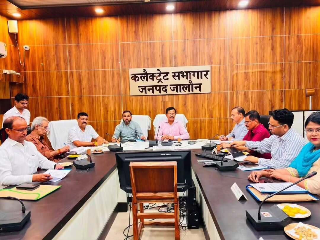 उरई विकास प्राधिकरण की 31 वीं बोर्ड बैठक सम्पन्न
नई टॉउनशिप हेतु भूमि दर का बोर्ड द्वारा अनुमोदन, उरई महायोजना-2031 का बनेगा जोनल प्लान
शहर में कई स्थलों पर लगेगें हाईमास्ट रोशन होगा शहर
उरई (जालौन)।मण्डलायुक्त झांसी/अध्यक्ष उरई विकास प्राधिकरण, उरई श्री विमल कुमार दुबे की अध्यक्षता में उरई विकास प्राधिकरण की 31वीं बोर्ड बैठक कलेक्ट्रेट सभागार में वर्चुअल माध्यम से सम्पन्न हुई। उक्त बैठक में 30वीं बोर्ड बैठक के प्रस्तावों के अनुपालन की समीक्षा की गई तथा प्रस्तावित एजेंडा एवं अवस्थापना निधि से संबंधित प्रस्तावों को सर्वसम्मति से अनुमोदन प्रदान किया गया। बैठक के दौरान मुख्यमंत्री शहरी विस्तारीकरण/नए शहर प्रोत्साहन योजना के अंतर्गत मौजा बडेरा एवं बड़ागाँव तहसील उरई में प्रस्तावित नई टाउनशिप हेतु आपसी सहमति से नियमानुसार भूमि क्रय किए जाने हेतु भूमि दरों का अनुमोदन प्रदान किया गया। उरई महायोजना- 2031 के अंतर्गत निर्धारित विकास क्षेत्र का जोनल प्लान बनाने हेतु बोर्ड द्वारा अनुमोदन प्रदान किया गया। जोनल प्लान बन जाने से विभिन्न भू प्रयोग के अंतर्गत अनुमन्य क्रियाओं का मानचित्र स्वीकृत होना आसान हो जाएगा।
इसके अतिरिक्त उरई शहर के विभिन्न स्थलों पर सड़क, इंटरलॉक एवं प्रकाश व्यवस्था से सम्बन्धित प्रस्तावों को स्वीकृति दी गयी। बोर्ड बैठक में मण्डलायुक्त/अध्यक्ष उरई विकास प्राधिकरण के अतिरिक्त जिलाधिकारी/उपाध्यक्ष उरई विकास प्राधिकरण राजेश कुमार पाण्डेय, सचिव परमानन्द यादव, सहयुक्त नियोजक स्मिता निगम, प्राधिकरण के मुख्य लेखाधिकारी सहित बोर्ड सदस्य बृजभूषण सिंह मुन्नू, डा. अनिल यादव एवं दिलीप दुबे तथा प्राधिकरण के अभियन्ता सहित अन्य समस्त कार्मिक उपस्थित रहे।
