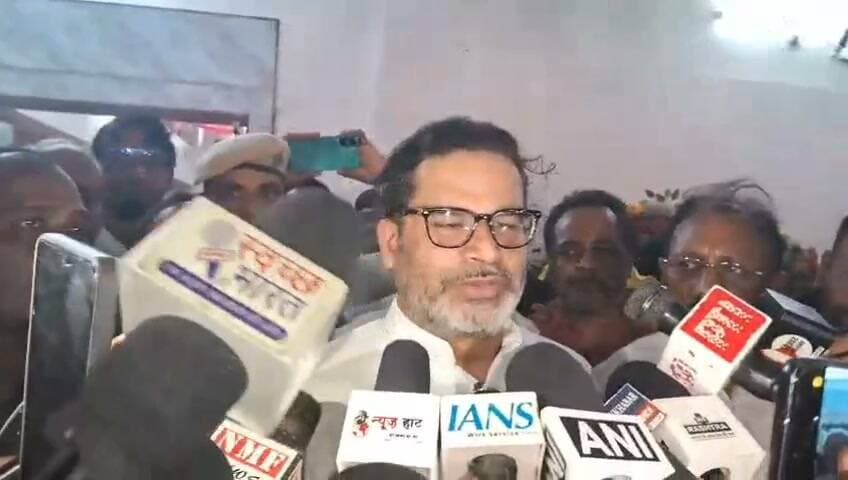PK ने मिथिलेश तिवारी के बयान पर कसा तंज, बोले- अगर शिक्षा मंत्री ने तेजस्वी यादव को 10वीं पास करने का सुझाव दिया है तो अगली कैबिनेट की बैठक में CM सम्राट चौधरी को भी सुझाव दें कि 10वीं पास करें
*छात्रों पर हुए लाठीचार्ज पर PK का बड़ा बयान, कहा- 2-3 महीने में आप लोकतंत्र की ताकत देख रहे हैं, इसी बिहार में पिछले 3-4 वर्षों में जितनी बार कोई प्रदर्शन करने आया है उस पर लाठी चली है, आज कम से कम लाठी चलाने से पहले सरकार-प्रशासन दो बार सोच रहा है, छात्रों की मांग जायज, सरकार उसे माने