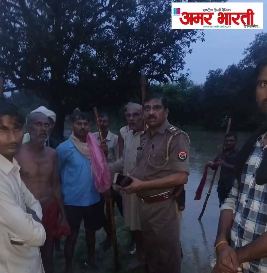 मूसलाधार बारिश बनी काल - गहरे नाले में डूबने से 3 की मौत
मरका थाना क्षेत्र के गुजेनी गांव में बड़ा हादसा
*बांदा।जनपद में भारी बरसात ने कहर बरपाया है। मरका थाना क्षेत्र के *गुजेनी गांव* में देर रात बड़ा हादसा हो गया।
भीषण मूसलाधार बरसात के कारण गांव के पास गहरे नाले में अचानक बाढ़ आ गई। नाले को पार करते समय *दो महिला व एक लड़का* गहरे पानी में बह गए और डूब गए।
सूचना पर ग्रामीणों ने रात में ही रेस्क्यू अभियान चलाकर तीनों के शवों को नाले से बरामद किया।
घटना की सूचना मिलते ही *बबेरू विधानसभा के विधायक विशंभर यादव* घटनास्थल पर पहुंचे और परिजनों को ढांढस बंधाया। वहीं मरका थाना पुलिस मौके पर पहुंचकर कानूनी कार्रवाई / पंचनामा की प्रक्रिया पूरी कर रही है।
तीन लोगों की एक साथ मौत से पूरे गांव में मातम पसरा हुआ है।