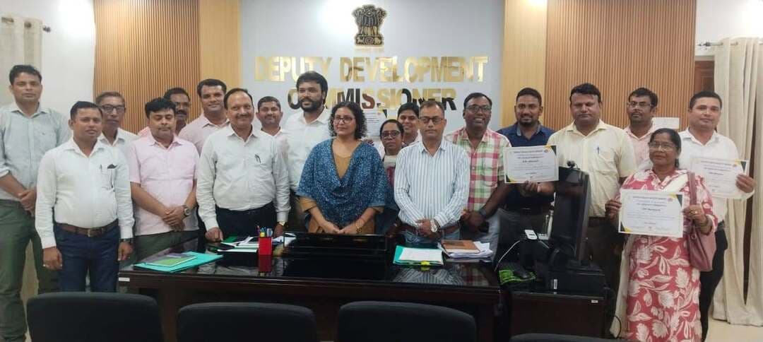 विश्व जनसंख्या दिवस पखवाड़ा में उत्कृष्ट प्रदर्शन करने वाले प्रखंडों एवं कर्मियों को किया गया सम्मानित।
प्रभारी जिला पदाधिकारी-सह-उप विकास आयुक्त श्रीमती नीलमा साहू ने अपने कार्यालय प्रकोष्ठ में उत्कृष्ट प्रदर्शन करने वाले प्रखंडों के प्रभारी चिकित्सा पदाधिकारी, प्रखंड स्वास्थ्य प्रबंधक एवं संबंधित स्वास्थ्यकर्मियों को प्रशस्ति-पत्र प्रदान कर सम्मानित किया।
परिवार नियोजन पखवाड़ा के दौरान पुरुष नसबंदी में अकबरपुर प्रखंड, महिला नसबंदी में काशीचक प्रखंड, IUCD सेवा में नवादा सदर प्रखंड, अंतरा सेवा में मेसकौर प्रखंड तथा गर्भनिरोधक वितरण में नारदीगंज प्रखंड ने उत्कृष्ट प्रदर्शन किया। इन प्रखंडों के संबंधित प्रभारी चिकित्सा पदाधिकारी, प्रखंड स्वास्थ्य प्रबंधक एवं स्वास्थ्यकर्मियों को उनके बेहतर कार्य एवं उपलब्धि के लिए प्रशस्ति-पत्र देकर सम्मानित किया गया।
इसके अतिरिक्त जिला स्तर पर कार्यक्रम के प्रभावी संचालन एवं सहयोग के लिए सामुदायिक उत्प्रेरक श्री गजेंद्र कुमार तथा कार्यक्रम के संचालन एवं सहयोग में महत्वपूर्ण भूमिका निभाने वाले Population Foundation of India (PFI) के जिला कार्यक्रम विश्लेषक श्री नवीन कुमार पांडेय को भी प्रशस्ति-पत्र प्रदान कर सम्मानित किया गया।
इस अवसर पर प्रभारी जिला पदाधिकारी-सह-उप विकास आयुक्त ने स्वास्थ्य विभाग की पूरी टीम एवं Population Foundation of India के प्रयासों की सराहना की। उन्होंने सभी पदाधिकारियों एवं कर्मियों को इसी प्रकार बेहतर समन्वय एवं समर्पण के साथ कार्य करते हुए परिवार नियोजन सहित अन्य स्वास्थ्य सेवाओं को आमजनों के लिए अधिक सुलभ, गुणवत्तापूर्ण एवं प्रभावी बनाने के लिए प्रोत्साहित किया।
इस अवसर पर सिविल सर्जन डॉ. विनोद चौधरी, जिला कार्यक्रम प्रबंधक श्री अमित कुमार एवं अन्य कर्मी उपस्थित रहे।
नवादा से राकेश कुमार चन्दन की रिपोर्ट !