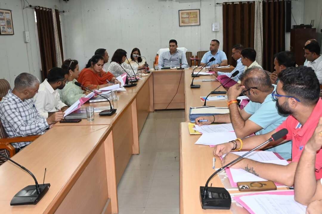 जिला आयुर्वेदिक चिकित्सालय के तहत रोगी कल्याण समिति की बैठक आयोजित
उपायुक्त मुकेश रेपस्वाल ने की अध्यक्षता
चिकित्सालय में विभिन्न सेवाओं के शुल्क निर्धारण एवं वृद्धि को मंजूरी
लोगों की सुविधा के लिए विशेष स्वास्थ्य जांच शिविर किए जाएं आयोजित — मुकेश रेपस्वाल
चंबा, अगस्त 25
उपायुक्त मुकेश रेपस्वाल की अध्यक्षता में जिला आयुर्वेदिक चिकित्सालय की रोगी कल्याण समिति के तहत गवर्निंग बॉडी (शासकीय निकाय) की बैठक का आयोजन आज उपायुक्त कार्यालय के सभागार में किया गया।
उपायुक्त ने इस दौरान चिकित्सालय द्वारा संचालित विभिन्न गतिविधियों की विस्तृत समीक्षा करते हुए संस्थान की आय के साधनों को बढ़ाने के लिए आवश्यक कदम उठाने को निर्देशित किया।
उन्होंने लोगों की सुविधा के दृष्टिगत नगर परिषद चंबा के सहयोग से जिला मुख्यालय सहित विभिन्न वार्डों में नियमित रूप से विशेष स्वास्थ्य जांच शिविर आयोजित के भी निर्देश दिए।
बैठक में वित्त वर्ष 2026-27 के अंतर्गत 11 लाख 43 हजार रुपये की राशि के लिए पूर्व में ली गई अनुमति को कार्योतर
स्वीकृति के रूप में अनुमोदन प्रदान किया गया। इसके अतिरिक्त लंबित 1 लाख 46 हजार रुपये की भुगतान राशि से संबंधित प्रस्ताव का भी अनुमोदन किया गया।
बैठक में रोगी पर्ची शुल्क एवं स्वर्णप्राशन शुल्क निर्धारित करने तथा विभिन्न सेवाओं के शुल्क में वृद्धि के प्रस्ताव को भी अनुमोदित किया गया। इसके अंतर्गत रोगी पर्ची शुल्क 10 रुपये, सात दिन के मेडिकल फिटनेस प्रमाण पत्र का शुल्क 200 रुपये, ड्राइविंग लाइसेंस के लिए मेडिकल फिटनेस प्रमाण पत्र का शुल्क 100 रुपये, फूड हैंडलर मेडिकल फिटनेस एवं गन लाइसेंस का शुल्क 180 रुपये, स्वर्णप्राशन शुल्क 30 रुपये तथा फर्स्ट एड कोर्स के लिए मेडिकल फीस 1000 रुपये निर्धारित करने के प्रस्ताव को स्वीकृति प्रदान की गई।
इस दौरान संस्थान द्वारा किए जाने वाले विभिन्न प्रकार के 15 रक्त जांच परीक्षणों के लिए निर्धारित शुल्क को भी अनुमोदित किया गया।
बैठक में चिकित्सालय के पंचकर्म पाठशाला के निर्माण को 3 लाख, लैब अभिकर्मक के लिए 1 लाख 50 हजार, आवश्यक सामग्री क्रय करने के लिए 1 लाख 48 हजार, विभिन्न व्यवस्थाओं को सुचारू रखने के लिए 2 लाख 20 हजार, बायोमेडिकल बेस्ट प्रबंधन को 1 लाख 35 हजार, साफ सफाई व्यवस्था के लिए
5 लाख की राशि का अनुमोदन किया गया।
बैठक में जिला आयुष अधिकारी डॉ. अनीता शर्मा ने स्वागत संबोधन रखा। चिकित्सा अधिकारी डॉ. कुलविंदर संधू ने संस्थान से संबंधित महत्वपूर्ण जानकारियां साझा की। कार्यवाही का संचालन डॉ. दीपिका ने किया।
बैठक में गवर्निंग बॉडी के सरकारी तथा गैर सरकारी सदस्यों भाग लिया।
अध्यक्ष जिला परिषद रेखा कुमारी, अध्यक्ष नगर परिषद भुवनेश्वरी गुलाटी, गैर सरकारी सदस्य सुरेश ठाकुर, विजय कुमार, चिकित्सा स्वास्थ्य अधिकारी (एमओएच) डॉ. कविता महाजन,जिला कल्याण अधिकारी मंजुल ठाकुर, जिला कार्यक्रम अधिकारी महिला एवं बाल विकास कमल किशोर, प्राचार्य राजकीय उत्कृष्ट स्नातकोत्तर महाविद्यालय चंबा राकेश राठौर, सहायक अभियंता तेजू राम ठाकुर, दिनेश कुमार, ओएसडी शिक्षा उमाकांत आनंद सहित विभिन्न विभागीय अधिकारी बैठक में उपस्थित रहे।
#Dc #Chamba #districts #Himachal #Pradesh #post #highlight
