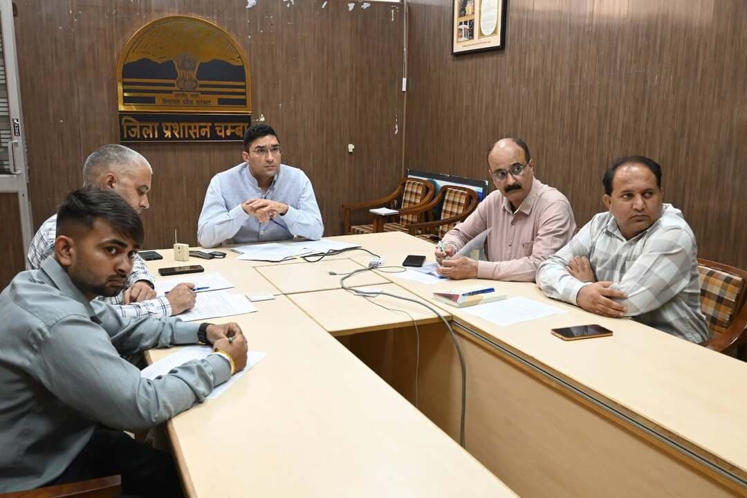 प्रधानमंत्री जन विकास कार्यक्रम के तहत प्रस्तावित कार्यों की निविदा प्रक्रिया में लाएं तेजी : उपायुक्त मुकेश रेपस्वाल
15 अक्तूबर तक प्रक्रिया पूर्ण करने के निर्देश
प्रधानमंत्री जन विकास कार्यक्रम की समीक्षा बैठक आयोजित
चम्बा, 25 अगस्त।
उपायुक्त मुकेश रेपस्वाल ने लोक निर्माण विभाग को प्रधानमंत्री जन विकास कार्यक्रम के तहत प्रस्तावित सभी विकासात्मक कार्यों की निविदा प्रक्रिया में तेजी लाने के निर्देश दिए हैं। उन्होंने कहा कि सभी कार्यों की निविदा प्रक्रिया 15 अक्तूबर तक पूर्ण करना सुनिश्चित करें, ताकि विकासात्मक कार्यों को समयबद्ध तरीके से शुरू किया जा सके।
उपायुक्त आज प्रधानमंत्री जन विकास कार्यक्रम के तहत प्रस्तावित विकासात्मक कार्यों की समीक्षा बैठक की अध्यक्षता करते हुए बोल रहे थे।
उन्होंने बताया कि प्रधानमंत्री जन विकास कार्यक्रम के तहत अल्पसंख्यक समुदाय बहुल क्षेत्रों में चार विकासात्मक कार्य किए जाना प्रस्तावित हैं। इनमें राजकीय वरिष्ठ माध्यमिक पाठशाला डियूर, औद्योगिक प्रशिक्षण संस्थान भंजराडू, इनडोर स्टेडियम तीसा तथा इनडोर स्टेडियम भंजराडू शामिल हैं।
उपायुक्त ने संबंधित उपमंडलाधिकारियों, अधीक्षण अभियंता लोक निर्माण विभाग, जिला कल्याण अधिकारी तथा जिला खेल अधिकारी को निर्देश दिए कि निर्माण कार्यों की प्रगति पर नियमित निगरानी रखें तथा सभी आवश्यक औपचारिकताएं समयबद्ध पूर्ण करें।
उन्होंने कहा कि निर्माण कार्य पूर्ण होने से पूर्व सभी प्रस्तावित उपकरणों तथा अन्य मूलभूत सुविधाओं का प्राक्कलन तैयार करना सुनिश्चित किया जाए, ताकि कार्य पूर्ण होने के बाद किसी प्रकार की समस्या का सामना न करना पड़े। उन्होंने अधिकारियों को आपसी समन्वय के साथ कार्य करने तथा विकासात्मक कार्यों में अनावश्यक विलंब न होने देने के निर्देश भी दिए।
जिला कल्याण अधिकारी मंजुल ठाकुर ने उपायुक्त को अवगत करवाया कि योजना के तहत किए जाने वाले सभी विकासात्मक कार्यों की निविदा प्रक्रिया पूर्ण की जा रही है।
इस अवसर पर उपनिदेशक उच्च शिक्षा विकास महाजन, जिला कल्याण अधिकारी मंजुल ठाकुर, जिला खेल अधिकारी रूपेश कुमार सहित उपमंडलाधिकारी सलूणी तथा अधीक्षण अभियंता लोक निर्माण विभाग वर्चुअल माध्यम से बैठक में जुड़े रहे।
#Jila #prashasan #Chamba #Himachal #Pradesh #post #highlight