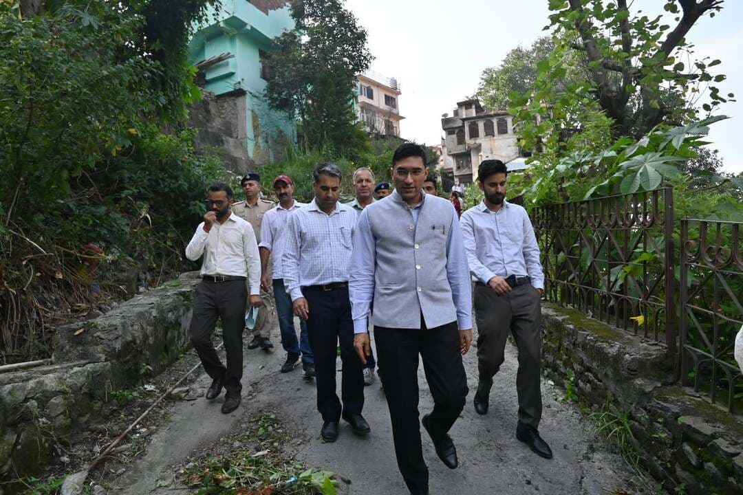 उपायुक्त ने पक्काटाला- बालू संपर्क मार्ग के क्षतिग्रस्त हिस्से का किया निरीक्षण
संबंधित अधिकारियों को दिए आवश्यक निर्देश
चम्बा, 25 अगस्त
उपायुक्त मुकेश रेपस्वाल ने आज पक्काटाला- बालू संपर्क मार्ग के तहत राजकीय माध्यमिक विद्यालय पक्काटाला के समीप क्षतिग्रस्त सड़क का स्थलीय निरीक्षण किया।
इस दौरान उन्होंने लोक निर्माण विभाग तथा नगर परिषद के वरिष्ठ अधिकारियों को सड़क के पुनर्निर्माण कार्य को लेकर शीघ्र प्राक्कलन तैयार करने के निर्देश दिए, ताकि निर्माण कार्य में अनावश्यक विलंब न हो।
उपायुक्त ने नगर परिषद के अधिकारियों को निर्देश देते हुए कहा कि कूड़ा-कचरा निष्पादन की प्रक्रिया में किसी भी प्रकार की कोताही न बरती जाए। उन्होंने पक्काटाला में निरीक्षण के दौरान पाया कि बड़ी मात्रा में कूड़ा-कचरा अभी भी लोगों द्वारा खुले में फेंका जा रहा है। इस पर उन्होंने नगर परिषद को निर्देश दिए कि खुले में कूड़ा-कचरा फेंकने वालों के विरुद्ध नियमानुसार कड़ी कार्रवाई अमल में लाई जाए।
उन्होंने शहरवासियों से भी आग्रह किया कि वे कूड़ा-कचरा खुले में न फेंकें तथा इसके उचित निष्पादन में नगर परिषद का सहयोग करें, ताकि शहर को स्वच्छ एवं सुंदर बनाए रखने में सभी की सहभागिता सुनिश्चित हो सके।
उपायुक्त ने लोक निर्माण विभाग को निर्देश दिए कि पकाट्टाला क्षेत्र में वर्षा एवं अन्य जल की निकासी के लिए वैकल्पिक व्यवस्था तलाशने के प्रयास किए जाएं, ताकि पानी की निकासी के लिए उचित प्रावधान सुनिश्चित किया जा सके।
इस दौरान उपायुक्त ने पकाट्टाला स्थित पशुपालन विभाग के कार्यालय परिसर में प्रस्तावित पशु जन्म नियंत्रण भवन के लिए चिन्हित स्थल का भी निरीक्षण किया तथा नगर परिषद के अधिकारियों को इस संबंध में आवश्यक दिशा-निर्देश दिए।
निरीक्षण के दौरान स्थानीय लोगों ने उपायुक्त को क्षेत्र की विभिन्न समस्याओं से भी अवगत करवाया। उपायुक्त ने संबंधित अधिकारियों को लोगों द्वारा उठाई गई समस्याओं का प्राथमिकता के आधार पर समाधान सुनिश्चित करने के निर्देश दिए।
इस अवसर पर उपमंडलाधिकारी चिराग शर्मा, वरिष्ठ कार्यकारी अधिकारी नगर परिषद राशि कौशल, अधिशासी अभियंता कनाव बड़ोत्रा, पार्षद तन्नवी गोस्वामी, सहायक अभियंता दिनेश कुमार, कनिष्ठ अभियंता नीतिका ठाकुर सहित विभिन्न विभागों के अधिकारी उपस्थित रहे।
#Chamba #Himachal #Pradesh #post #highlight