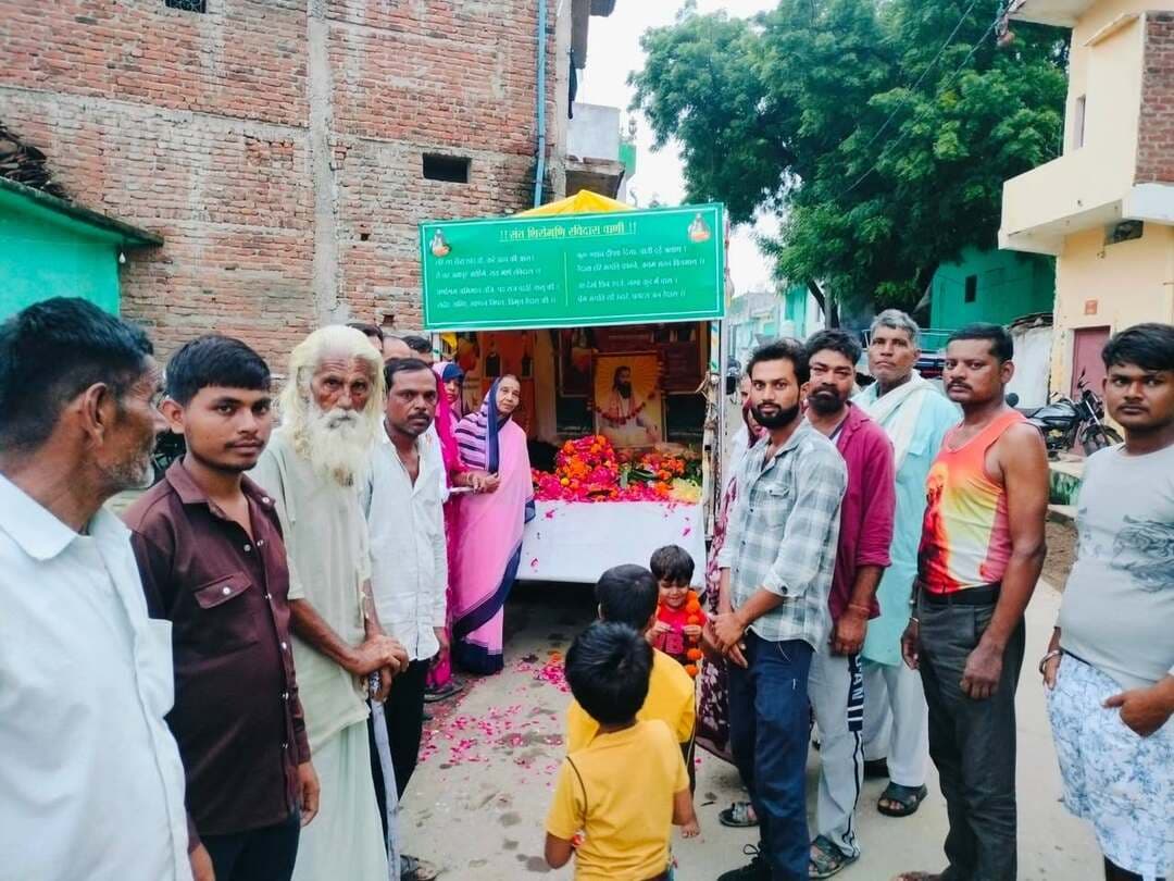 जिखानगांव, झिंगौरा, भमोरा और टेहरका में धूमधाम से निकली समरसता कलश यात्रा, दिया भाईचारे का संदेश
--
संत शिरोमणि गुरु रविदास जी महाराज के 650वें जयंती वर्ष के मौके पर क्षेत्र में भव्य 'कलश वंदन समरसता यात्रा' निकाली गई। जब यह यात्रा जिखानगांव, झिंगौरा, भमोरा और टेहरका गांवों में पहुंची, तो ग्रामीणों और महिलाओं ने फूलों की बारिश और आरती के साथ इसका जोरदार स्वागत किया।
इस यात्रा के रथ पर संत रविदास जी के जन्मस्थान वाराणसी की पवित्र मिट्टी का कलश रखा हुआ था, जिसकी ग्रामीणों ने पूरी श्रद्धा के साथ पूजा-अर्चना की और उसे सिर पर धारण कर यात्रा में भाग लिया।इस यात्रा का मुख्य उद्देश्य समाज से ऊंच-नीच और जाति-पाति का भेदभाव मिटाकर आपसी प्रेम और एकता को बढ़ावा देना है।
यात्रा के दौरान हुई सभाओं में वक्ताओं ने संत रविदास जी के विचारों को याद करते हुए कहा कि कोई भी इंसान जाति से नहीं बल्कि अपने कर्मों से बड़ा होता है। इस दौरान भारी संख्या में मौजूद महिलाओं, युवाओं और बुजुर्गों ने समाज में भाईचारा, समानता और सामाजिक समरसता बनाए रखने तथा संत जी के बताए रास्ते पर चलने का संकल्प लिया।
#SantRavidasJayanti #jansamparkMP #niwari