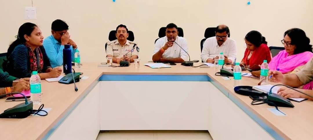 जिला प्रशासन की अपील: शांति, सौहाद्र और समरसता से मनाएं त्योहार
निवाड़ी कलेक्ट्रेट में 'शांति समिति' की बैठक में अधिकारियों को व्यवस्थाएं सुनिश्चित करने के दिए निर्देश
चप्पे-चप्पे पर रहेगी जिला और पुलिस प्रशासन की नजर
--
निवाड़ी: आगामी त्योहारों, उत्सवों और सांस्कृतिक पर्वों को संपूर्ण जिले में शांति, सुरक्षा और आपसी सौहार्द के साथ संपन्न कराने के लिए जिला प्रशासन पूरी तरह अलर्ट मोड पर आ गया है। कलेक्ट्रेट सभागार में जिला शांति समिति की बैठक आयोजित की गई, जिसमें सुरक्षा व्यवस्था से लेकर नागरिक सुविधाओं तक के पुख्ता इंतजामों पर गहन मंथन हुआ और अधिकारियों को कड़े दिशा-निर्देश जारी किए गए हैं।
अधिकारियों ने संभाली कमान
बैठक में जिला पंचायत सीईओ श्री रोहन सक्सेना, पुलिस अधीक्षक डॉ राय सिंह नरवरिया और अपर कलेक्टर श्री इकबाल मोहम्मद की विशेष उपस्थिति में संपन्न हुई।
अधिकारियों ने साफ शब्दों में कहा कि त्योहारों की आड़ में किसी भी प्रकार की अव्यवस्था बर्दाश्त नहीं की जाएगी। सभी संवेदनशील इलाकों और मुख्य चौराहों पर सीसीटीवी कैमरों और पुलिस बल के जरिए चप्पे-चप्पे पर नजर रखी जाएगी।
* ट्रैफिक रूट डायवर्जन: त्योहारों पर बाजारों में उमड़ने वाली भीड़ को देखते हुए यातायात व्यवस्था दुरुस्त रखने और पार्किंग के विशेष इंतजाम करने के निर्देश दिए गए हैं।
* बिजली और पानी: उत्सवों के दौरान विद्युत कटौती न हो और पेयजल की सुचारू आपूर्ति बनी रहे, इसके लिए संबंधित विभागों को मुस्तैद किया गया है।
* सफाई महाअभियान: सभी प्रमुख धार्मिक स्थलों, पंडालों और सार्वजनिक मार्गों पर विशेष स्वच्छता अभियान चलाने के आदेश नगर पालिका और जनपद पंचायतों को दिए गए हैं।
* सोशल मीडिया पर पैनी नजर: पुलिस का साइबर सेल २४ घंटे सक्रिय रहेगा। भ्रामक जानकारी, भड़काऊ पोस्ट या अफवाह फैलाने वालों को सीधे जेल भेजा जाएगा।
जनता और मीडिया से सहयोग की अपील
प्रशासन ने समस्त जिलेवासियों से अपील की है कि वे निवाड़ी की गौरवशाली परंपरा के अनुसार सभी पर्वों को आपसी भाईचारे और समरसता के साथ मनाएं।
इस बैठक में विभिन्न धर्मों, समुदायों और समाज के प्रतिनिधि तथा धर्म गुरु उपस्थित रहे। प्रशासन ने मीडिया प्रतिनिधियों से समाज में सकारात्मकता और शांति का माहौल बनाने के लिए सहयोग की अपील की है। इस दौरान व्यवस्थाओं को और भी सुदृढ़ करने हेतु सुझाव आमंत्रित किए गए।
इस अवसर पर एसडीएम श्री अशोक कुमार सेन, डिप्टी कलेक्टर सुश्री विनीता जैन, श्री अनिल कुमार तलैया, श्रीमती लीना जैन, सुश्री मनीषा जैन, सुश्री स्वाति सिंह एवं संबंधित अधिकारी उपस्थित रहे।
#DistrictAdministration #jansamparkMP #niwari
