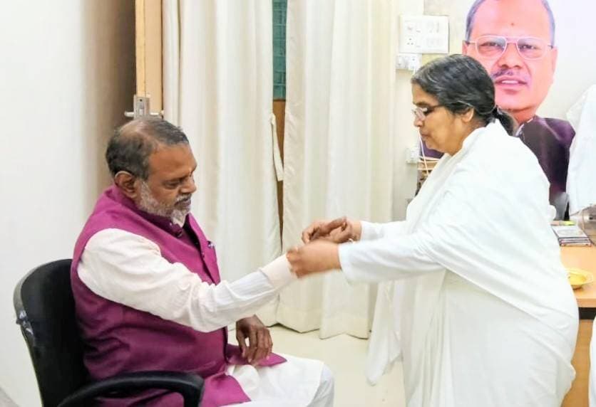 मध्यप्रदेश शासन में मंत्री श्री नारायन सिंह कुशवाह को ब्रह्माकुमारी संस्था की बहनों ने रक्षासूत्र (राखी) बांधा
--
सामाजिक न्याय एवं दिव्यांगजन कल्याण, उद्यानिकी तथा खाद्य प्रसंस्करण विभाग के कैबिनेट मंत्री श्री नारायन सिंह कुशवाह को भोपाल स्थित चार इमली आवास पर ब्रह्माकुमारी संस्था की बहनों ने रक्षासूत्र (राखी) बांधा।
इस अवसर पर ब्रह्माकुमारी बहनों ने अत्यंत आत्मीयता, प्रेम और शुभकामनाओं के साथ मंत्री श्री कुशवाह को रक्षासूत्र बांधकर उनके सुख, शांति, समृद्धि और उज्ज्वल भविष्य की मंगलकामना की।
रक्षाबंधन पर्व के इस अवसर पर मंत्री श्री नारायन सिंह कुशवाह ने कहा कि यह पावन पर्व हमें प्रेम, विश्वास, भारतीय संस्कारों और सामाजिक सद्भाव के बंधन को और अधिक मजबूत करने की प्रेरणा देता है। उन्होंने बहनों के स्नेह एवं आशीर्वाद के प्रति आभार व्यक्त करते हुए उनके मंगल जीवन की कामना की।
Narayan Singh Kushwah Jansampark Madhya Pradesh #RakshaBandhan #JansamparkMP #niwari