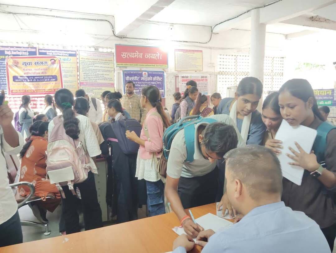 निवाड़ी में युवा संगम रोजगार मेला संपन्न, 423 युवाओं का प्राथमिक चयन
--
कलेक्टर श्रीमती जमुना भिडे के निर्देशन में जिला प्रशासन के सहयोग से आज 25 अगस्त 2026 को शासकीय पीजी कॉलेज निवाड़ी में युवासंगम मेले का आयोजन किया गया। इस मेले का मुख्य उद्देश्य जिले के युवाओं को रोजगार, स्वरोजगार और अप्रेंटिसशिप के अवसर उपलब्ध कराना था।
मेले में कुल 11 कंपनियों ने भाग लिया, जिसमें शामिल होने के लिए 480 आवेदक उपस्थित रहे। कंपनियों द्वारा योग्यता के आधार पर कुल 423 आवेदकों का प्राथमिक चयन किया गया। इसके अतिरिक्त, 4 आवेदकों को अप्रेंटिसशिप के लिए चुना गया।
इस आयोजन को सफल बनाने में जिला रोजगार अधिकारी, प्राचार्य पीजी कॉलेज, प्राचार्य आईटीआई कॉलेज, जिला श्रम अधिकारी और जिला उद्योग विभाग की मुख्य भूमिका रही। साथ ही रोजगार कार्यालय, आईटीआई स्टाफ और महाविद्यालय के समस्त स्टाफ ने उपस्थित रहकर व्यवस्थाएं संभालीं।
#RojgarMela #jansamparkMP #niwari