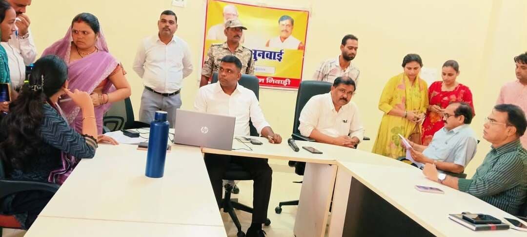 जिला स्तरीय जनसुनवाई आयोजित: अपर कलेक्टर और CEO जिला पंचायत ने सुनीं आमजन की समस्याएं, 46 आवेदनों पर हुई त्वरित सुनवाई
--
शासन के निर्देशानुसार जिला प्रशासन द्वारा प्रत्येक मंगलवार को आयोजित की जाने वाली जिला स्तरीय जनसुनवाई आज कलेक्ट्रेट सभागार में संपन्न हुई।
जनसुनवाई कार्यक्रम सीईओ जिला पंचायत श्री रोहन सक्सेना एवं अपर कलेक्टर श्री इकबाल मोहम्मद की उपस्थिति में आयोजित किया गया। इस दौरान जिला प्रशासन के अधिकारियों ने दूर-दराज से आए आम नागरिकों से सीधे संवाद कर उनकी समस्याओं और शिकायतों को ध्यानपूर्वक सुना।
समस्याओं के त्वरित निराकरण के सख्त निर्देश
अपर कलेक्टर एवं मुख्य कार्यपालन अधिकारी (सीईओ) ने प्राप्त सभी आवेदनों की गहन समीक्षा की और संबंधित विभागीय अधिकारियों को समय-सीमा के भीतर समस्याओं का प्राथमिकता के आधार पर अतिशीघ्र निराकरण सुनिश्चित करने के कड़े निर्देश दिए।
पृथ्वीपुर तहसील कार्यालय में सीधा संवाद
पृथ्वीपुर तहसील कार्यालय में आयोजित जनसुनवाई के दौरान सीईओ जिला पंचायत ने वीडियो कॉन्फ्रेंसिंग के माध्यम से आमजन से सीधा संवाद स्थापित किया। उन्होंने मौके पर मौजूद खण्ड स्तरीय अधिकारियों को स्पष्ट रूप से निर्देशित किया कि आम जनता की समस्याओं का स्थानीय स्तर पर ही तत्काल निराकरण किया जाए, ताकि उन्हें जिला मुख्यालय के चक्कर न लगाने पड़ें।
इन प्रमुख मामलों के 46 आवेदनों पर हुई सुनवाई
आज आयोजित साप्ताहिक जनसुनवाई में कुल 46 आवेदन प्राप्त हुए। सुनवाई के दौरान मुख्य रूप से निम्नलिखित विभागों व योजनाओं से संबंधित प्रकरण आए:
* राशन एवं खाद्य सुरक्षा: नए राशन कार्ड एवं वितरण संबंधी समस्याएं।
* प्रधानमंत्री आवास योजना: किस्त आवंटन और सूची में नाम जुड़वाने संबंधी आवेदन।
* सामाजिक सुरक्षा एवं पेंशन: वृद्धजन, कल्याणी और दिव्यांग पेंशन के लंबित मामले।
* राजस्व एवं भूमि विवाद: नामांतरण, सीमांकन, बंटवारा और रिकॉर्ड दुरुस्ती के प्रकरण।
* स्वास्थ्य एवं अन्य: आयुष्मान भारत व इलाज हेतु आर्थिक सहायता के मामले।
वरिष्ठ अधिकारी रहे मौजूद
इस अवसर पर उपखंड अधिकारी (एसडीएम) श्री अशोक कुमार सेन, डिप्टी कलेक्टर श्री अनिल कुमार तलैया, सुश्री मनीषा जैन सहित विभिन्न शासकीय विभागों के जिला व खंड स्तरीय अधिकारी उपस्थित रहे।
#JanSunwai #jansamparkMP #niwari