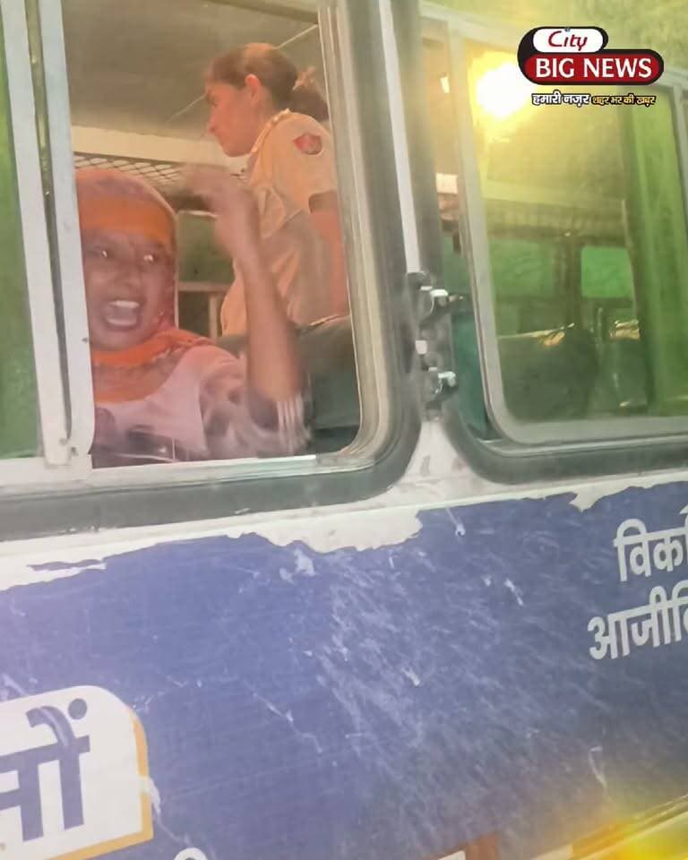सफाई को लेकर मचा बवाल! प्रशासन और कर्मचारियों में भिड़ंत, देखिए झगड़े की LIVE तस्वीरें।