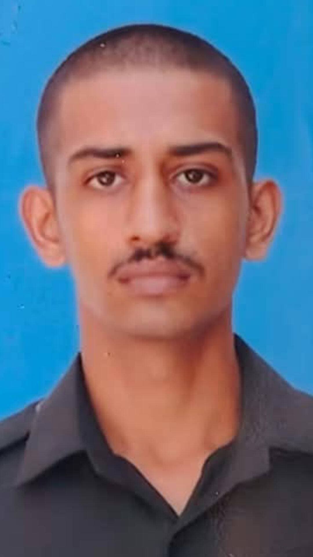 पोकरण विधानसभा के बोंनाड़ा गांव निवासी अग्निवीर गोपाल सिंह पुत्र चूतर सिंह , दिल्ली में प्रशिक्षण के दौरान श!हीद हो गए।
उनका पा!र्थिव दे!ह सड़क मार्ग से बुधवार सुबह करीब 7 बजे उनके पैतृक गांव बोंनाड़ा पहुंच रहा है।
शहीद गोपाल सिंह अमर रहें।
<nis:link nis:type=tag nis:id=jaisalmer nis:value=jaisalmer nis:enabled=true nis:link/> <nis:link nis:type=tag nis:id=barmer nis:value=barmer nis:enabled=true nis:link/> <nis:link nis:type=tag nis:id=bikaner nis:value=Bikaner nis:enabled=true nis:link/> <nis:link nis:type=tag nis:id=jodhpur nis:value=jodhpur nis:enabled=true nis:link/>