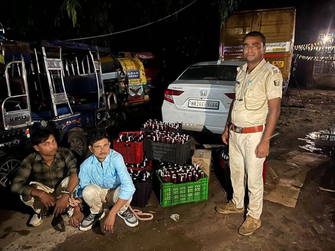 शराब ढोने का बना रखा था कार को ठिकाना, चेकपोस्ट पर हुआ भंडाफोड़ .. खबर कमेंट बॉक्स में