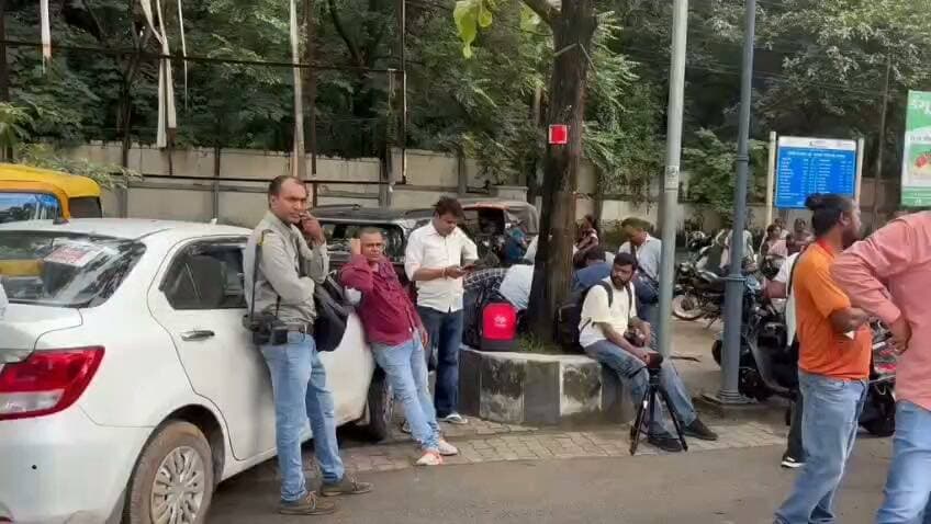 राँची। कैबिनेट के बैठक के दिन मंत्रालय में पत्रकारो को घंटों से बाहर रखा गया है ।अंदर जाने की अनुमति नहीं।