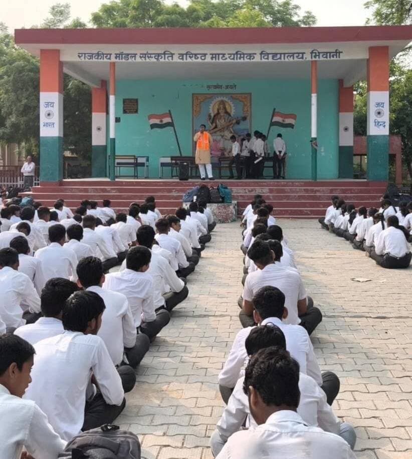 रा.मा.सं.सी.सै. स्कूल में विश्व हिंदू परिषद बजरंग दल द्वारा जनजागरण अभियान का आयोजन
माता-पिता, गुरुजनों व बुजुर्गों का आदर ही है वास्तविक उन्नति की पहली सीढ़ी : गोपाल तंवर
युवा पीढ़ी संस्कार, संस्कृति और राष्ट्रभक्ति को बनाए जीवन का आधार : गोपाल तंवर
भिवानी, 25 अगस्त : आधुनिकता की दौड़ में जब युवा पीढ़ी तेजी से तकनीक और पश्चिमी प्रभाव की ओर बढ़ रही है, तब उन्हे अपनी जड़ों, गौरवशाली परंपराओं और उच्च मानवीय मूल्यों से जोडऩे की एक विशेष पहल भिवानी में देखने को मिली। विश्व हिंदू परिषद बजरंग दल भिवानी द्वारा चलाए जा रहे विशेष जनजागरण अभियान के तहत स्थानीय राजकीय मॉडल संस्कृति सीनियर सैकेंडरी स्कूल में एक प्रेरणादायी संवाद कार्यक्रम का आयोजन किया गया। इस सत्र का मुख्य उद्देश्य छात्र-छात्राओं के भीतर सनातन मूल्यों, नैतिक संस्कारों और देशप्रेम की अलख जगाना था। संवाद के बाद बच्चों को नशा मुक्ति और संस्कार के प्रति शपथ दिलाई गई कि बच्चे नशे से और बुरी संगत से दूर रहे। कार्यक्रम में बतौर मुख्य वक्ता उपस्थित विश्व हिंदू परिषद बजरंग दल के जिला मंत्री तथा श्री देवसर धाम जनकल्याण सेवा चैरिटेबल ट्रस्ट के सदस्य गोपाल तंवर ने विद्यार्थियों को राष्ट्र निर्माण में उनकी भूमिका का बोध कराया। विद्यार्थियों को संबोधित करते हुए जिला मंत्री गोपाल तंवर ने कहा कि भारत केवल एक भौगोलिक भू-भाग नहीं है, बल्कि यह एक जीवंत सांस्कृतिक परंपरा का प्रतीक है। आज की युवा पीढ़ी को आधुनिक शिक्षा ग्रहण करने के साथ-साथ अपनी सनातन जड़ों, नैतिक मूल्यों और मैं नहीं, राष्ट्र पहले के भाव को आत्मसात करना होगा। देश हमें पहचान, सुरक्षा और संसाधन सब कुछ प्रदान करता है, ऐसे में हमारा भी यह परम दायित्व बनता है कि हम समाज और राष्ट्र के कल्याण में अपना सर्वोच्च योगदान दें। उन्होंने विद्यार्थियों के दैनिक जीवन में संस्कारों के व्यावहारिक महत्व को रेखांकित करते हुए कहा कि माता-पिता, गुरुजनों और बुजुर्गों का आदर ही किसी भी व्यक्ति की वास्तविक उन्नति की पहली सीढ़ी है। उन्होंने युवाओं को समयबद्धता, अनुशासन और सत्य के मार्ग पर चलने की सीख दी। साथ ही, उन्होंने व्यक्तिगत स्वच्छता के साथ-साथ पर्यावरण, जल और वृक्षों के संरक्षण को प्रत्येक नागरिक का कर्तव्य बताया। डिजिटल युग की चुनौतियों पर चर्चा करते हुए उन्होंने विद्यार्थियों को मोबाइल और इंटरनेट का सीमित व जिम्मेदारी से इस्तेमाल करने और ऑनलाइन शिष्टाचार बनाए रखने की सलाह दी। इसके अतिरिक्त मानसिक एकाग्रता और शारीरिक सुदृढ़ता के लिए दैनिक जीवन में योग एवं प्राणायाम को अपनाने का आह्वान किया। इस अवसर पर विद्यालय की प्राचार्या सविता घनघस, उपप्राचार्य राकेश रोहिल्ला, देवांशी, जितेंद्र शास्त्री, राकेश वाधवा, मनोज शर्मा, आशुतोष शर्मा, राजेंद्र शर्मा, सुमन पूनिया, राजकुमार, विनय कुमार, हेमंत, रितु शास्त्री, प्रवीन शास्त्री, अनीता सहित पूरा शिक्षक स्टाफ और बड़ी संख्या में विद्यार्थी उपस्थित रहे।