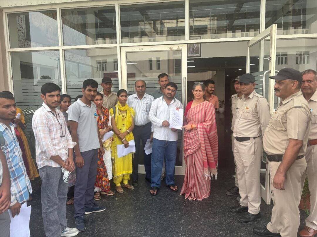 सीबीएलयू में विभिन्न समस्याओं को लेकर एनएसयूआई ने प्रदर्शन कर सौंपा ज्ञापन, एबीवीपी-प्रशासन की मिलीभगत की निष्पक्ष जांच की उठाई मांग
विश्वविद्यालय किसी एक संगठन की जागीर नहीं, पक्षपात की हो निष्पक्ष जांच : मनजीत लांग्यान
भिवानी, 25 अगस्त : चौ. बंसीलाल विश्वविद्यालय में व्याप्त विभिन्न शैक्षणिक व प्रशासनिक समस्याओं तथा विश्वविद्यालय प्रशासन की कार्यप्रणाली के विरोध में एनएसयूआई के पूर्व जिला अध्यक्ष मंजीत लांगयान के नेतृत्व में मंगलवार को विद्यार्थियों ने जोरदार रोष प्रदर्शन किया। विश्वविद्यालय परिसर में पुलिस बल की मौजूदगी के बीच छात्रों ने अपनी मांगों को लेकर कुलपति को एक विस्तृत ज्ञापन सौंपा। प्रदर्शन के दौरान मंजीत लांगयान ने विश्वविद्यालय प्रशासन पर सीधा हमला बोलते हुए कहा कि विश्वविद्यालय किसी एक छात्र संगठन की जागीर नहीं है, बल्कि यह सभी विद्यार्थियों का है। उन्होंने कुलसचिव द्वारा एक राजनीतिक छात्र संगठन (एबीवीपी) के कार्यक्रम में उनका पटका पहनने के मामले को प्रमुखता से उठाया। लांगयान ने कहा कि रजिस्ट्रार जैसे जिम्मेदार और वैधानिक पद पर बैठे अधिकारी से सभी संगठनों के प्रति निष्पक्षता और तटस्थ व्यवहार की उम्मीद की जाती है। एबीवीपी और विश्वविद्यालय प्रशासन के बीच कथित मिलीभगत, पक्षपात और विशेष संरक्षण की निष्पक्ष जांच होनी चाहिए। यदि किसी नियम या सेवा आचरण का उल्लंघन हुआ है, तो उस पर सख्त कार्रवाई हो। इस दौरान ज्ञापन के माध्यम से एनएसयूआई जिला अध्यक्ष मनजीत लांग्यान ने मांग उठाई कि परीक्षा परिणामों में नाम, अंक या किसी भी विश्वविद्यालय स्तर की त्रुटि का सुधार नि:शुल्क और समयबद्ध किया जाए। पुनर्मूल्यांकन का परिणाम 20 दिनों के भीतर घोषित हो और लंबित डीएमसी तत्काल उपलब्ध कराई जाएं। डीएमसी को डिजिलॉकर पर भी अपलोड किया जाए। री-अपीयर फॉर्म भरते समय आ रही तकनीकी खामियों को दूर कर अंतिम तिथि बढ़ाई जाए। साथ ही, बढ़ी हुई परीक्षा और री-अपीयर फीस को तुरंत वापस लिया जाए। प्रेमनगर स्थित नवीन परिसर के लिए भिवानी बस स्टैंड से पर्याप्त बसों का संचालन, ई-रिक्शा की सुविधा और पुराने परिसर में स्वच्छ व सस्ती कैंटीन की व्यवस्था की जाए। एक पारदर्शी और जवाबदेह छात्र सहायता केंद्र की स्थापना की जाए, जहां शिकायतों का 7 दिनों के भीतर समाधान हो। मंजीत लांगयान ने चेतावनी दी कि यदि विश्वविद्यालय प्रशासन ने केवल खोखले आश्वासन देने के बजाय लिखित में स्पष्ट समय सीमा तय कर समस्याओं का समाधान नहीं किया, तो एनएसयूआई विद्यार्थियों के अधिकारों और सम्मान के लिए उग्र एवं शांतिपूर्ण आंदोलन करने को बाध्य होगी। इस प्रदर्शन में तोशाम, भिवानी, बवानी खेड़ा, लोहारू सहित विभिन्न क्षेत्रों के कॉलेजों एवं चौधरी बंसीलाल विश्वविद्यालय परिसर के विद्यार्थी मौजूद रहे और सभी ने एकजुट होकर छात्रहित की मांगों को बुलंद किया।