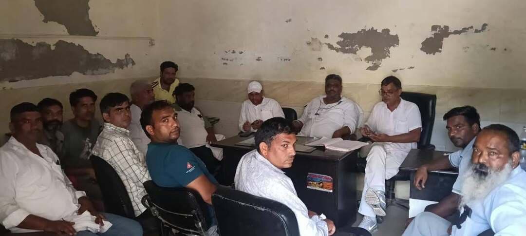 भिवानी में सर्व कर्मचारी संघ हरियाणा
वादाखिलाफी और पुलिसिया दमन से भडक़े कर्मचारी, 26 को डीसी दफ्तर का करेंगे घेराव, आर-पार की लड़ाई का ऐलान
कर्मचारियों से हुए समझौते को लागू करने की बजाए बेशर्मी से नकारते हुए तानाशाही पर उतर आई सरकार : सुमेर आर्य
भिवानी, 25 अगस्त : हरियाणा सरकार की हठधर्मिता, वादाखिलाफी और शांतिपूर्ण हड़ताल कर रहे निकाय कर्मचारियों पर हो रहे पुलिसिया दमन के खिलाफ सर्व कर्मचारी संघ में भारी आक्रोश है। 13 मई को हुए समझौते को लागू न करने से भडक़े विभिन्न विभागों के कर्मचारियों ने अब आर-पार की लड़ाई का मन बना लिया है। इसी कड़ी में सर्व कर्मचारी संघ हरियाणा की जिला भिवानी कीब बैठक मंगलवार को स्थानीय नगर पालिका कर्मचारी संघ के कार्यालय में आयोजित की गई। इस बैठक में कड़े शब्दों में सरकार की निंदा करते हुए ऐलान किया गया कि निकाय कर्मचारियों की हड़ताल के समर्थन में आगामी 26 अगस्त को उपायुक्त कार्यालय का जोरदार घेराव किया जाएगा।
बैठक में अखिल भारतीय राज्य सरकारी कर्मचारी महासंघ और सर्व कर्मचारी संघ हरियाणा के देशव्यापी आह्वान पर प्रदर्शन की रणनीति तय की गई। सर्व कर्मचारी संघ के जिला प्रधान सुमेर सिंह आर्य, जिला सचिव धर्मवीर सिंह भाटी और ब्लॉक प्रधान अशोक गोयत ने सरकार को आड़े हाथों लेते हुए कहा कि सरकार ने 13 मई को नगरपालिका कर्मचारी महासंघ के साथ जो समझौता किया था, उसे बेशर्मी से दरकिनार कर दिया गया है। समझौते को लागू करने की बजाय सरकार तानाशाही पर उतर आई है और हड़ताल पर बैठे कर्मचारियों की गिरफ्तारियां कर पुलिसिया दमन चक्र चला रही है। उन्होंने स्पष्ट चेतावनी दी कि 26 अगस्त के विशाल प्रदर्शन के जरिए हरियाणा सरकार के सफाई कर्मचारियों के प्रति इस शत्रुतापूर्ण और उपेक्षापूर्ण रवैये को पूरे देश के सामने बेनकाब किया जाएगा।
सरकार के तानाशाही रवैये पर कड़ा रोष जताते हुए सीटू नेता सुखदेव और हरियाणा विद्यालय के राज्य संगठन सचिव ने कहा कि सरकार बातचीत से समाधान निकालने की बजाय पुलिस बल के दम पर हड़ताल को कुचलना चाहती है। कई जिलों में महिला कर्मचारियों तक को नहीं बख्शा गया और सैकड़ों हड़ताली कर्मचारियों को गिरफ्तार कर उनके उत्पीडऩ की घोर निंदनीय कार्रवाई की जा रही है। उन्होंने दो टूक शब्दों में चेतावनी दी कि इस तरह की दमनात्मक कार्रवाई से हालात सुधरने की बजाय और बिगड़ेंगे, जिसकी पूरी जिम्मेदारी इस अंधी और गूंगी सरकार की होगी।
इस मौके पर पूर्व जिला प्रधान सूरजभान जटासरा ने हरियाणा कौशल रोजगार निगम को सरकार का एक बड़ा धोखा करार दिया। उन्होंने कहा कि निगम की अधिसूचना से साफ है कि इसके तहत लगा कर्मचारी कभी रेगुलर होने या समान काम-समान वेतन का दावा नहीं कर सकता। 58 साल की जॉब सिक्योरिटी का दावा महज एक सफेद झूठ और कर्मचारियों को जीवन भर कच्चा रखने की गहरी साजिश है। जटासरा ने मुख्यमंत्री से मांग की कि वे 6 अगस्त से चल रही इस हड़ताल पर अपनी रहस्यमयी चुप्पी तोड़ें और तुरंत हस्तक्षेप करें। वहीं बिजली विभाग से राज्य सचिव व कर्मचारी नेता लोकेश ने सरकार की मंशा पर सवाल उठाते हुए कहा कि सरकार इस हड़ताल को लेकर बिल्कुल भी गंभीर नहीं है। पिछली दो बैठकों से संबंधित विभाग के मंत्री ही गायब रहे हैं, जो सरकार की घोर लापरवाही को दर्शाता है।
नेता लोकेश ने यह भी स्पष्ट किया कि 10-15 सालों से काम कर रहे कच्चे कर्मचारियों को पक्का करने और ठेका प्रथा समाप्त करने में कोई कानूनी अड़चन नहीं है। सुप्रीम कोर्ट और हाई कोर्ट भी इस संदर्भ में कई आदेश दे चुके हैं। असल में सरकार इस डर से कांप रही है कि यदि एक विभाग के कर्मचारियों को पक्का किया, तो बाकी विभागों में भी यह मांग जोर पकड़ेगी।
बैठक में सरकार की इस दमनकारी नीति के खिलाफ एकजुटता दिखाते हुए नगर पालिका कर्मचार संघ के राज्य उपप्रधान पुरूषोत्तम दानव, जनस्वास्थ्य विभाग से अनिल बागड़ी, राजकुमार, बिजली बोर्ड से लोकेश, राजकुमार, बिजली बोर्ड से लोकेश, नगर पालिका से प्रधान जय ङ्क्षहद, फायर बिग्रेड से अजय श्योराण, नरेंद्र, गौरव शर्मा, रवि, प्रदीप, सुशील सिवानी प्रधान, गोविंद बुला, प्रवीण, रमेश सहित अन्य कर्मचारी नेता मौजूद रहे। सभी ने एक स्वर में सरकार की कर्मचारी विरोधी नीतियों के खिलाफ निर्णायक जंग लडऩे का संकल्प लिया।