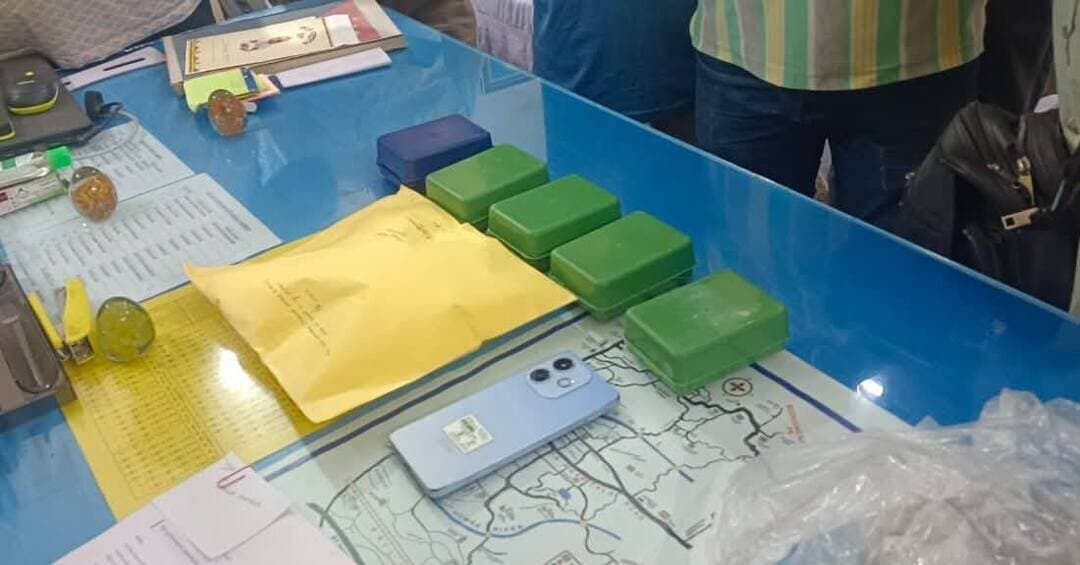 এমবিবি কলেজ চত্বরে পূর্ব থানার ওসি কৃষ্ণধন সরকারের মেগা স্ট্রাইক: ৫৫ গ্রাম ব্রাউন সুগারসহ গ্রেপ্তার ড্রাগস মাফিয়া! ভেস্তে গেল ১৫০০ পড়ুয়ার নেশার জালে পড়ার ছক!
ত্রিপুরা থেকে গোপাল সিংয়ের রিপোর্ট:
* রাজধানী আগরতলার এমবিবি কলেজ চত্বর এলাকায় অভিযান চালিয়ে ৫৫ গ্রাম উচ্চমানের ব্রাউন সুগার সহ এক কুখ্যাত ড্রাগস পাচারকারী তথা ‘কিংপিন’কে গ্রেপ্তার করেছে আগরতলা পূর্ব থানার পুলিশ।
* এসপি নমিত পাঠক সাংবাদিক সম্মেলনে জানান, গোপন সূত্রে প্রাপ্ত তথ্যের ভিত্তিতে আগরতলা পূর্ব থানার ওসি কৃষ্ণধন সরকারের নেতৃত্বে বিশেষ পুলিশ টিম কলেজের ওপরের মাঠ সংলগ্ন এলাকায় প্রায় ৩ ঘণ্টা ব্যাপি এই মেগা অভিযান পরিচালনা করে।
* জব্দকৃত নেশাসামগ্রী মোট ৫টি সাবানের কেসে ভরা ছিল, যার আনুমানিক বাজারমূল্য ১৫ লক্ষ টাকারও বেশি (খোলা ও আন্তর্জাতিক বাজারে ১৫ থেকে ২০ লক্ষ টাকা)।
* তদন্তকারীদের প্রাথমিক অনুমান অনুযায়ী, এমবিবি কলেজ ও সংলগ্ন এলাকার প্রায় ১৫০০ থেকে ২০০০ তরুণ-তরুণী ও স্কুল-কলেজ পড়ুয়াদের নেশার জালে ফেলার সুনির্দিষ্ট ছক কষেছিল এই চক্রটি।
* অভিযানটি সম্পূর্ণ আইনি নিয়ম মেনে নির্বাহী ম্যাজিস্ট্রেট, ফোরেনসিক দল এবং নিরপেক্ষ সাক্ষীদের উপস্থিতিতে সম্পন্ন করা হয়।
* প্রাথমিক তদন্তে প্রকাশ পেয়েছে যে বনকুমারী ও আড়ালিয়া এলাকার ছোটখাটো ড্রাগ পেডলারদের মাধ্যমে ছাত্রদের কাছে এই ব্রাউন সুগার পৌঁছে দেওয়ার পরিকল্পনা ছিল।
* গ্রেপ্তারকৃত ব্যক্তি এই ড্রাগস কারবারের অন্যতম প্রধান মাথা হলেও তদন্ত ও গোপনীয়তা রক্ষার স্বার্থে পুলিশ তার নাম প্রকাশ করেনি; ঘটনার পেছনের মূল শিকড় উপড়ে ফেলতে পুলিশি অভিযান অব্যাহত রয়েছে।