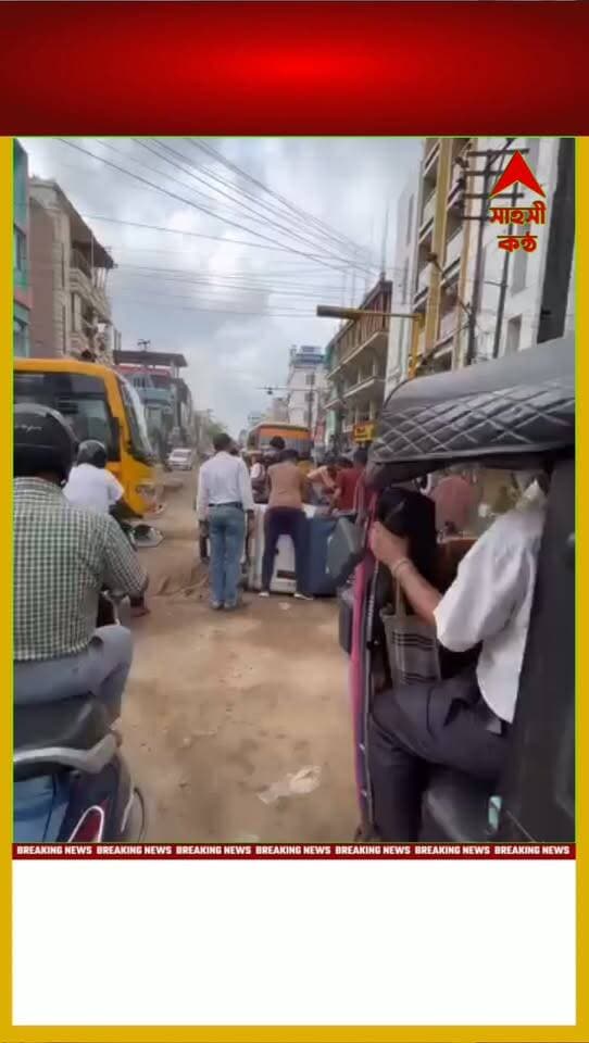মঙ্গলবার আগরতলা ৪ নম্বর রাস্তায় একটি যাত্রীবাহী অটো গর্তে পড়ে অল্পের জন্য রক্ষা পায়।
