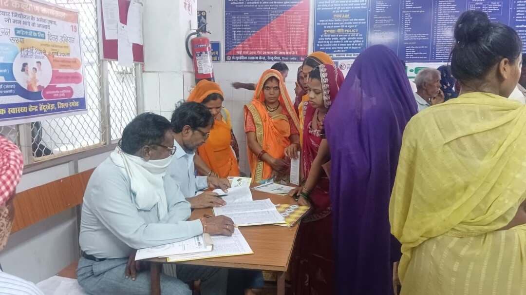 विस्तारित प्रधानमंत्री सुरक्षित मातृत्व अभियान में 392 गर्भवती महिलाओं को मिला विशेषज्ञ जांच, परामर्श का लाभ
==
जोखिम गर्भवतियों का फॉलोअप और स्वास्थ्य व्यवस्थाओं का लिया जायजा
===
मुख्य चिकित्सा एवं स्वास्थ्य अधिकारी डॉ. राकेश राय ने बताया कि जोखिम गर्भवती का सुरक्षित मातृत्व सुनिश्चित करने के उद्देश्य से जिले में विस्तारित प्रधानमंत्री सुरक्षित मातृत्व अभियान के अंतर्गत स्त्री रोग विशेषज्ञों द्वारा चिन्हित जोखिम गर्भवती महिलाओं का स्वास्थ्य परीक्षण, फॉलोअप जांच कर आवश्यक उपचार सेवा एवं गर्भावस्था में खतरे के लक्षण के बारे में जागरूक किया गया। इस विशेष स्वास्थ्य जांच क्लीनिक में चिन्हित जोखिम एवं सामान्य गर्भवती महिला सहित 392 महिलाओं ने स्वास्थ्य लाभ प्राप्त किया।
जिला चिकित्सालय, शहरी प्राथमिक स्वास्थ्य केन्द्र एवं खण्ड स्तरीय स्वास्थ्य संस्थाओं में आयोजित विशेष स्वास्थ्य क्लीनिक में गर्भवती महिलाओं को गर्भावस्था दौरान खान-पान का खास ध्यान रखने तथा एनीमिया अर्थात खून की कमी से बचाव के लिए आयरन टैबलेट एवं गर्भावस्था दौरान उच्च रक्तचाप से बचाव में उपयोगी कैल्शियम टैबलेट का प्रदाय कर नियमित रूप से निर्धारित मात्रा में सेवन करने का परामर्श विशेषज्ञों द्वारा दिया गया। शिविर में पहुॅची गर्भवती महिलाओं की सुविधा के लिए पृथक से ओ.पी.डी. काउंटर, सुविधा पूर्ण बैठक एवं पेयजल व्यवस्था के साथ ही पौष्टिक स्वल्पाहार भी प्रदाय किया गया। स्वास्थ्य परीक्षण दौरान विशेषज्ञों द्वारा 32 जोखिम गर्भवती को सोनोग्राफी की सलाह दिए जाने पर क्लीनिक दौरान ही इन सभी को स्वेच्छानुसार चिन्हित संस्थाओं में से निःशुल्क सोनोग्राफी हेतु ई-वाउचर उपलब्ध कराये गये।
समुदाय के निकट ग्राम स्तर पर संचालित आयुष्मान आरोग्य केन्द्र प्राथमिक स्वास्थ्य केन्द्र एवं उप स्वास्थ्य केन्द्र पर चिकित्सकों व सीएचओ ने क्षेत्र अन्तर्गत पंजीकृत गर्भवती महिलाओं की स्वास्थ्य जांच की गई। पूर्व चिन्हित जोखिम महिलाओं की फालोअप जांच एवं आगामी 15 दिवस में अनुमानित प्रसव तिथी वाली गर्भवती महिलाओं का स्वास्थ्य परीक्षण कर सुरक्षित संस्थागत प्रसव के लिए उचित स्वास्थ्य संस्था से टैग कर परिजनों को समय पर 108 एम्बूलेंस के माध्यम से संस्था में पहुचने की समझाईश दी गई।