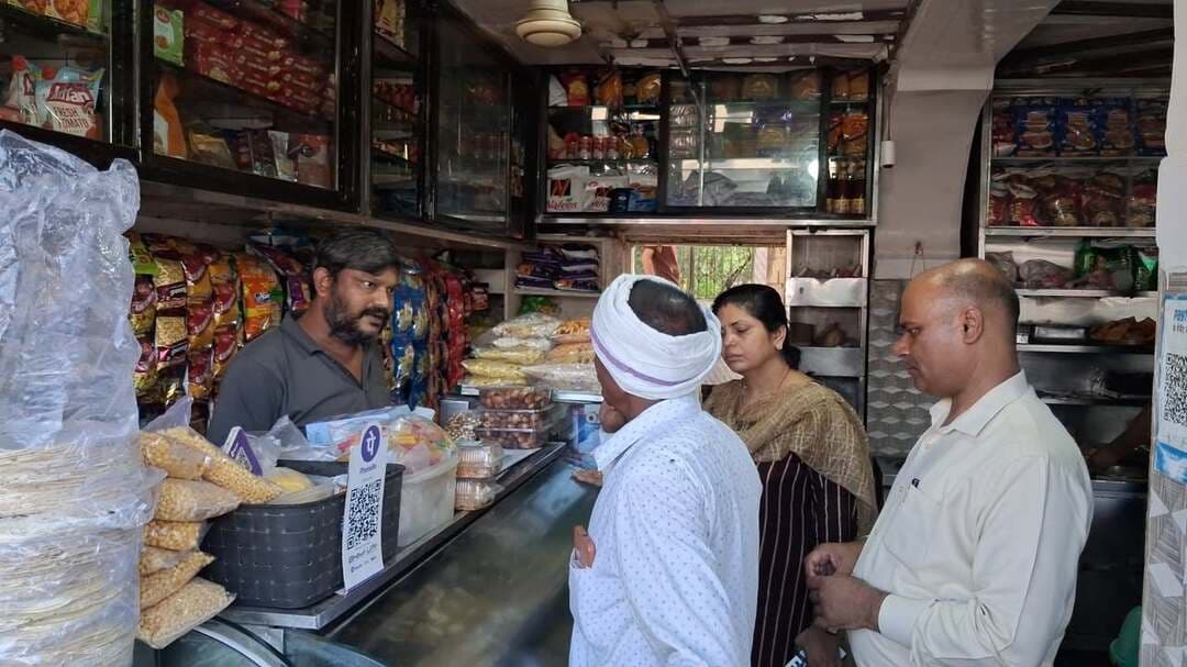 खाद्य सुरक्षा प्रशासन विभाग द्वारा रक्षाबंधन पर्व के अवसर पर ग्राम नोहटा एवं हटा नगर स्थित मिठाई दुकानों का किया गया औचक निरीक्षण
==
पनीर, मलाई बर्फी, मिल्क केक, मावा बर्फी एवं गुलाब दूध बर्फी के लिए गए नमूनें,
==
गुणवत्ता जांच हेतु खाद्य परीक्षण प्रयोगशाला भेजे गए नमूनें, जांच रिपोर्ट प्राप्त होने पर होगी वैधानिक कार्यवाही
===
कलेक्टर प्रताप नारायण यादव के निर्देशानुसार एसडीएम हटा राकेश सिंह मरकाम के मार्गदर्शन में खाद्य सुरक्षा एवं मानक अधिनियम 2006 के अंतर्गत खाद्य सुरक्षा जांच दल द्वारा रक्षाबंधन पर्व के अवसर पर ग्राहकों को शुद्ध एवं सुरक्षित खाद्य सामग्री उपलब्ध कराने के उद्देश्य से हटा नगर स्थित विभिन्न मिठाई दुकानों का निरीक्षण किया गया। कार्यवाही में हटा नगर में मंदिर मस्जिद चौराहा स्थित श्री जय बजरंग मिष्ठान भंडार का निरीक्षण किया गया। मौके पर परिसर में संग्रहित मलाई बर्फी एवं मिल्क केक के नमूने जांच हेतु लिए हुए। आजाद वार्ड हटा स्थित न्यू बजरंग स्वीट्स का निरीक्षण किया गया। निरीक्षण में परिसर में संग्रहित पनीर एवं मलाई बर्फी के नमूनें जांच हेतु लिए गए। इसी तरह अंधियारा बगीचा, हटा स्थित गफलू स्वीट्स का निरीक्षण किया गया। मौके पर परिसर में संग्रहित गुलाब बर्फी का नमूना जांच हेतु लिया गया। इसी तरह ग्राम नोहटा में बस स्टैंड के पास स्थित नेमा मिष्ठान भंडार का निरीक्षण किया गया। मौके पर परिसर में संग्रहित पनीर का नमूना जांच हेतु लिया गया। इन नमूनों को जांच हेतु राज्य खाद्य परीक्षण प्रयोगशाला भेजा गया। जांच रिपोर्ट प्राप्त होने पर वैधानिक कार्यवाही की जाएगी।
#damoh