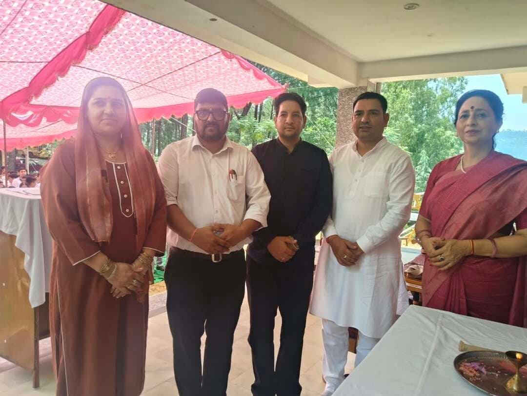 असेंट वरिष्ठ माध्यमिक विद्यालय पद्धर में 'विकसित भारत 2047: युवाओं का भारत' विषय पर संगोष्ठी आयोजित
प्रोफेसर (डॉ.) अनुपमा सिंह ने बतौर मुख्य अतिथि की शिरकत, विद्यार्थियों को राष्ट्र निर्माण का दिया संदेश
स्वदेशी उत्पादों को अपनाने और आत्मनिर्भर भारत के संकल्प पर दिया गया बल
पद्धर (विशेष संवाददाता):
उपमंडल पद्धर स्थित प्रमुख शिक्षण संस्थान असेंट वरिष्ठ माध्यमिक विद्यालय पद्धर में 'विकसित भारत 2047: युवाओं का भारत' विषय पर एक दिवसीय विशेष संगोष्ठी एवं संवाद कार्यक्रम का आयोजन किया गया। इस कार्यक्रम का मुख्य उद्देश्य वर्ष 2047 तक भारत को एक सशक्त, आत्मनिर्भर और विकसित राष्ट्र बनाने की दिशा में युवाओं की भागीदारी और दृष्टिकोण को स्पष्ट करना रहा।
कार्यक्रम में मुख्य अतिथि के रूप में सरदार पटेल विश्वविद्यालय मंडी की पूर्व प्रो-वाइस चांसलर, लोक प्रशासन (पब्लिक एडमिनिस्ट्रेशन) की वरिष्ठ प्रोफेसर तथा स्वदेशी जागरण मंच हिमाचल प्रांत व स्वदेशी शोध संस्थान से संबद्ध प्रोफेसर (डॉ.) अनुपमा सिंह (निवासी देवदार, मंडी) ने शिरकत की।
दीप प्रज्वलन व सांस्कृतिक कार्यक्रमों से हुआ आगाज
समारोह का शुभारंभ मुख्य अतिथि प्रोफेसर (डॉ.) अनुपमा सिंह, विशिष्ट अतिथियों एवं विद्यालय के प्रधानाचार्य गुलाब सिंह चौहान द्वारा मां सरस्वती के चित्र के समक्ष विधिवत दीप प्रज्वलन कर किया गया।
इसके उपरांत विद्यालय की दसवीं कक्षा की छात्राओं ने अत्यंत सुरीले स्वर में सरस्वती वंदना प्रस्तुत की, जबकि ग्यारहवीं कक्षा की छात्राओं ने मनमोहक स्वागत गीत गाकर उपस्थित अतिथियों का गर्मजोशी से अभिनंदन किया।
अतिथियों का सम्मान एवं स्वागत
विद्यालय के प्रधानाचार्य श्री गुलाब सिंह चौहान ने मुख्य अतिथि प्रोफेसर अनुपमा सिंह का संस्थान परिसर पहुंचने पर स्वागत किया तथा उन्हें स्मृति चिन्ह भेंट कर सम्मानित किया। वहीं, विद्यालय की अध्यापिका श्रीमती माया चौहान ने मुख्य अतिथि को पारंपरिक हिमाचली टोपी एवं शॉल भेंट कर उनका अभिनंदन किया।
वक्ताओं के विचार एवं संबोधन
मुख्य अतिथि प्रोफेसर (डॉ.) अनुपमा सिंह: अपने संबोधन में उन्होंने विद्यार्थियों को 2047 के विकसित भारत के विजन को साकार करने के लिए प्रेरित किया। उन्होंने कहा कि युवा ही देश की रीढ़ हैं और उनका कौशल, अनुशासन व समर्पण ही देश को वैश्विक पटल पर अग्रणी बनाएगा। उन्होंने विद्यार्थियों से आह्वान किया कि वे जीवन में एक स्पष्ट लक्ष्य निर्धारित करें, निरंतर परिश्रम करें और अपनी शिक्षा का उपयोग समाज व राष्ट्र के उत्थान में करें।
विशेष अतिथि श्री जसवंत सिंह यादव: नागन निवासी, राजनीति विज्ञान में परास्नातक (एम.ए.) एवं बी.एड. श्री जसवंत सिंह यादव ने विद्यार्थियों को स्वदेशी के व्यावहारिक महत्व की विस्तृत जानकारी दी। उन्होंने कहा कि आत्मनिर्भरता का मार्ग स्वदेशी से होकर गुजरता है। हमें अपने दैनिक जीवन में अधिक से अधिक स्थानीय व स्वदेश में निर्मित वस्तुओं का उपयोग करना चाहिए, जिससे देश की आर्थिकी मजबूत हो सके।
विशेष अतिथि श्री द्रुपद मेहता: कुफरी निवासी तथा अखिल भारतीय विद्यार्थी परिषद के पूर्व दायित्ववान कार्यकर्ता द्रुपद मेहता ने विद्यार्थियों के साथ अपने अनुभव साझा करते हुए कहा कि छात्र जीवन केवल किताबी ज्ञान तक सीमित नहीं होना चाहिए, बल्कि उनमें नेतृत्व क्षमता, सामाजिक चेतना और राष्ट्रभक्ति की भावना का विकास भी अनिवार्य रूप से होना चाहिए।
विशिष्ट अतिथि श्रीमती सुषमा: प्रसिद्ध समाज सेविका श्रीमती सुषमा ने समाज सेवा के विभिन्न पहलुओं पर प्रकाश डाला और विद्यार्थियों को पर्यावरण संरक्षण तथा जरूरतमंदों की सहायता जैसे सामाजिक कार्यों से जुड़ने का संदेश दिया।
प्रधानाचार्य का आभार व्यक्त
समारोह के समापन पर प्रधानाचार्य श्री गुलाब सिंह चौहान ने मुख्य अतिथि सहित सभी आमंत्रित अतिथियों, शिक्षकों, अभिभावकों एवं विद्यार्थियों का आभार व्यक्त किया। उन्होंने कहा कि विद्यालय विद्यार्थियों के सर्वांगीण विकास और उन्हें राष्ट्रहित में सोचने के लिए ऐसे प्रेरणादायी कार्यक्रमों का निरंतर आयोजन करता रहेगा। कार्यक्रम का समापन राष्ट्रगान के साथ हुआ।