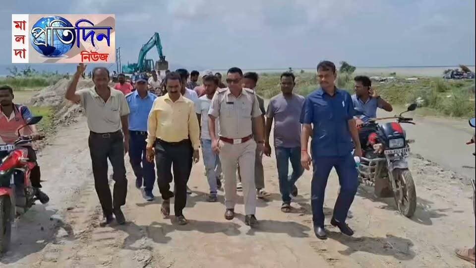 মালদা প্রতিদিন নিউজঃ ভূতনির কেশরপুরে গঙ্গাভাঙন পরিস্থিতি পরিদর্শন
মঙ্গলবার ভূতনির কেশরপুরের গঙ্গাভাঙন কবলিত এলাকা সরেজমিনে পরিদর্শন করলাম। ভাঙনে ক্ষতিগ্রস্ত পরিবারগুলির সঙ্গে কথা বলে তাঁদের দুর্দশা, উদ্বেগ এবং বিভিন্ন দাবিদাওয়ার কথা মনোযোগ দিয়ে শুনলাম। পাশাপাশি বর্তমান ভাঙন পরিস্থিতিও খতিয়ে দেখলাম।
গঙ্গার ভাঙন শুধু মানুষের বসতভিটে ও জমিই কেড়ে নিচ্ছে না, এর সঙ্গে বহু পরিবারের জীবিকা ও নিরাপত্তাও গভীরভাবে সংকটের মুখে পড়ছে। তাই ভাঙন রোধে দ্রুত, কার্যকর ও স্থায়ী ব্যবস্থা গ্রহণের জন্য সংশ্লিষ্ট কর্তৃপক্ষের কাছে জোরালোভাবে দাবি জানানো হবে।
ভাঙনকবলিত মানুষের পাশে থেকে তাঁদের ন্যায্য দাবি আদায়ে সর্বাত্মকভাবে সহযোগিতা করা হবে।