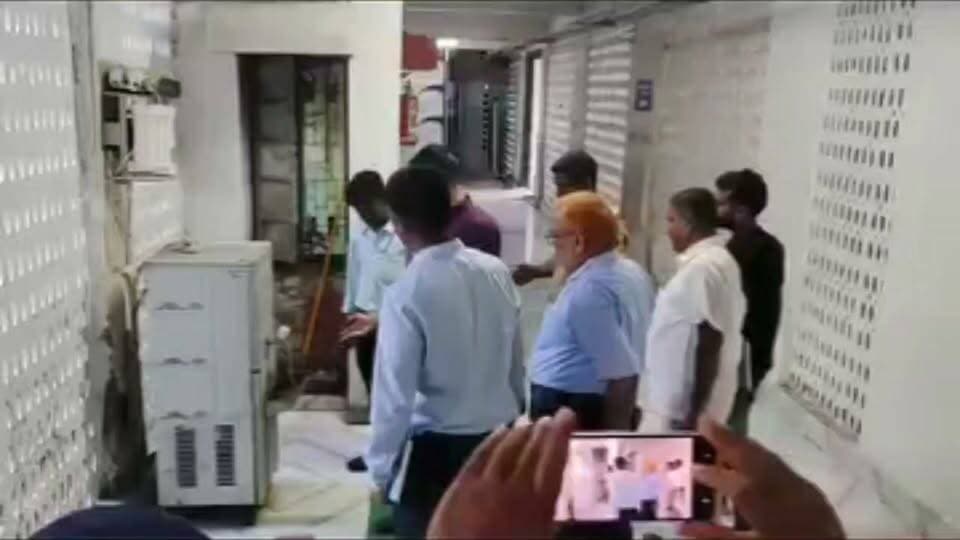 शेरघाटी अनुमंडल अस्पताल का IAS जतिन कुमार ने किया औचक निरीक्षण, गंदगी पर जताई नाराजगी
*शेरघाटी (गयाजी):* शेरघाटी के अनुमंडल अस्पताल का मंगलवार को IAS अधिकारी सह प्रशिक्षु एसडीओ जतिन कुमार ने औचक निरीक्षण किया।
निरीक्षण के दौरान अस्पताल परिसर में फैली गंदगी देखकर उन्होंने नाराजगी जताई और साफ-सफाई व्यवस्था को दुरुस्त करने का निर्देश दिया। इसके बाद उन्होंने बारी-बारी से अस्पताल के सभी वार्डों, डायरी, उपस्थिति पंजी और जांच व्यवस्थाओं का निरीक्षण किया।
उन्होंने ड्यूटी पर तैनात चिकित्सकों और कर्मियों को मरीजों के बेहतर इलाज और सुविधाओं को लेकर आवश्यक दिशा-निर्देश दिए।