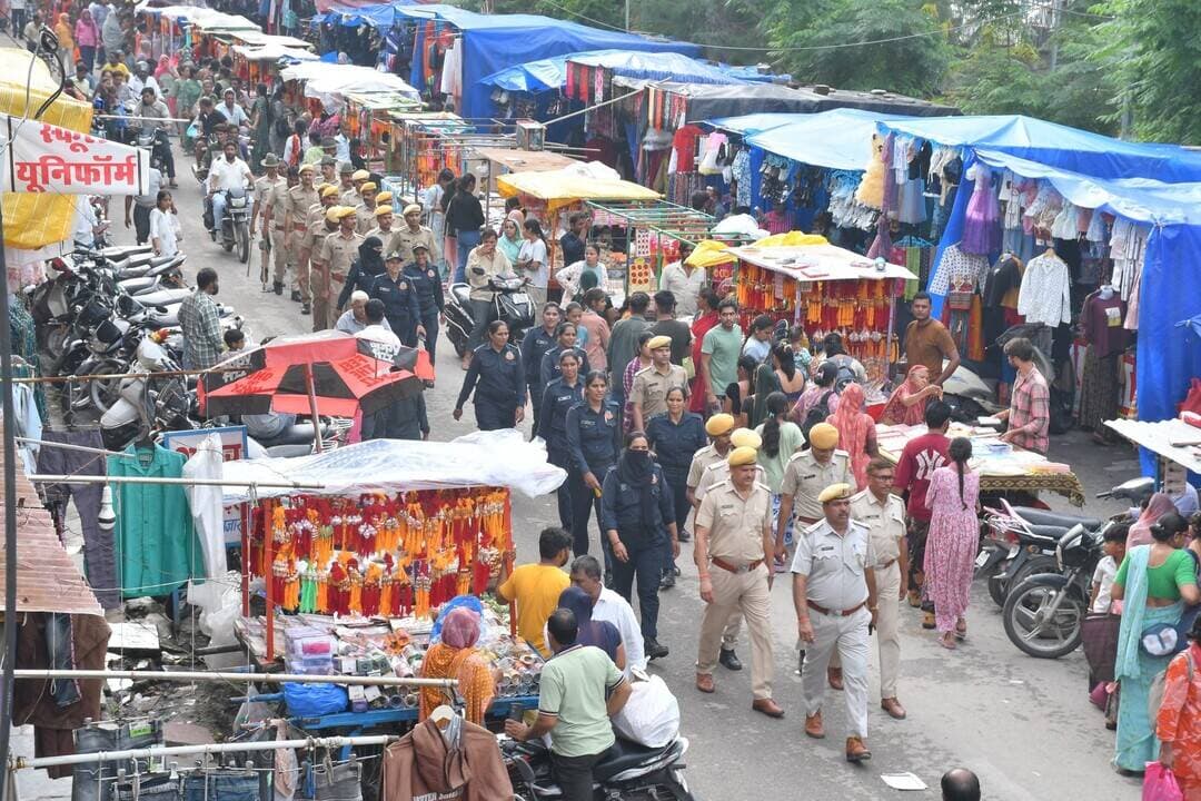 आगामी त्योहारों के मद्देनजर पुलिस ने निकाला फ्लैग मार्च
चित्तौड़गढ़, 25 अगस्त 2026। मार्गों एवं बाजारों में फ्लैग मार्च निकाला गया। फ्लैग मार्च में पुलिस लाइन का जाप्ता, पुलिस थाना कोतवाली चित्तौड़गढ़ का जाप्ता, कालिका पेट्रोलिंग यूनिट एवं एमबीसी का जाप्ता शामिल रहा।आगामी त्योहार बारावफात एवं रक्षाबंधन को मध्य नजर रखते हुए शहर में कानून एवं शांति व्यवस्था बनाए रखने तथा आमजन में सुरक्षा की भावना कायम रखने के उद्देश्य से मंगलवार को पुलिस द्वारा चित्तौड़गढ़ शहर के प्रमुख
फ्लैग मार्च गोल प्याऊ से प्रारंभ होकर पावटा चौक, सदर बाजार, सुभाष चौक होते हुए पुनः गोल प्याऊ तक निकाला गया। इस दौरान पुलिस जवानों ने शहर के प्रमुख बाजारों, सार्वजनिक स्थानों एवं संवेदनशील क्षेत्रों में पैदल मार्च कर सुरक्षा व्यवस्था का जायजा लिया। फ्लैग मार्च के दौरान पुलिस की मौजूदगी से आमजन में सुरक्षा की भावना मजबूत हुई।
जिला पुलिस अधीक्षक श्री धर्मेंन्