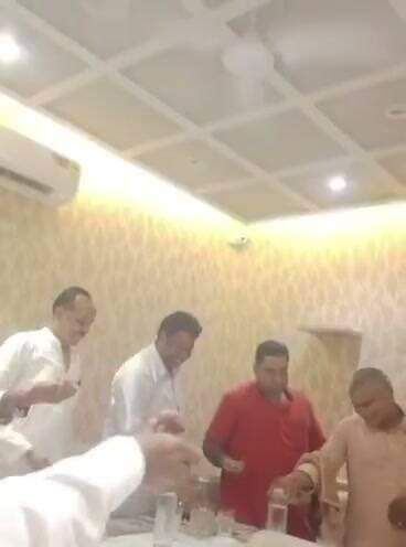 शाहजहांपुर नगर निगम में 'भ्रष्टाचार की कसम' वाला वीडियो वायरल, जांच के आदेश
शाहजहांपुर। नगर निगम का एक वीडियो सोशल मीडिया पर आग की तरह फैल रहा है, जिसमें पार्षद हाथों में गंगाजल लेकर कसम खाते दिख रहे हैं।
वीडियो में एक व्यक्ति शपथ दिला रहा है - _"जो भी निगम की आमदनी होगी वो साठों में बटेगी बराबर से, और हम जितने लोग हैं, हमारे ग्रुप के लोगों पर अगर किसी पर आंच आती है तो सब इकट्ठे होंगे"_ 294b
वायरल वीडियो में कई लोग बोतल से पानी हाथ में लेकर शपथ की तैयारी करते और दोहराते नजर आ रहे हैं। दावा है कि ये सभी 60 वार्डों के पार्षद हैं और निगम से होने वाली कथित कमाई को 60 हिस्सों में बांटने की कसम खा रहे हैं। 6cb3
वीडियो 25 अगस्त को सामने आया और देखते ही देखते चर्चाओं में आ गया। वीडियो के बाद निगम में भ्रष्टाचार को लेकर भी सवाल उठ रहे हैं।
मामले पर नगर आयुक्त सौम्या गुरु रानी ने कहा है कि वायरल वीडियो नवंबर 2025 का बताया जा रहा है और मामले की जांच के आदेश दे दिए गए हैं
वहीं कुछ पार्षदों ने इसे ई-स्मार्ट कंपनी के विरोध के दौरान की बैठक का वीडियो बताया है। पार्षद लालू पुजारी और अनूप गुप्ता का कहना है कि वीडियो को गलत तरीके से पेश किया जा रहा है, छवि धूमिल करने के लिए पुराना वीडियो वायरल किया जा रहा है।
फिलहाल प्रशासन जांच कर रहा है, लेकिन गंगाजल हाथ में लेकर "ईमानदारी से बंटवारे" की ये कसम शाहजहांपुर की सियासत में बड़ा मुद्दा बन गई है।
#Shahjahanpur #NagarNigam #ViralVideo #Corruption #UPNews #Parshad