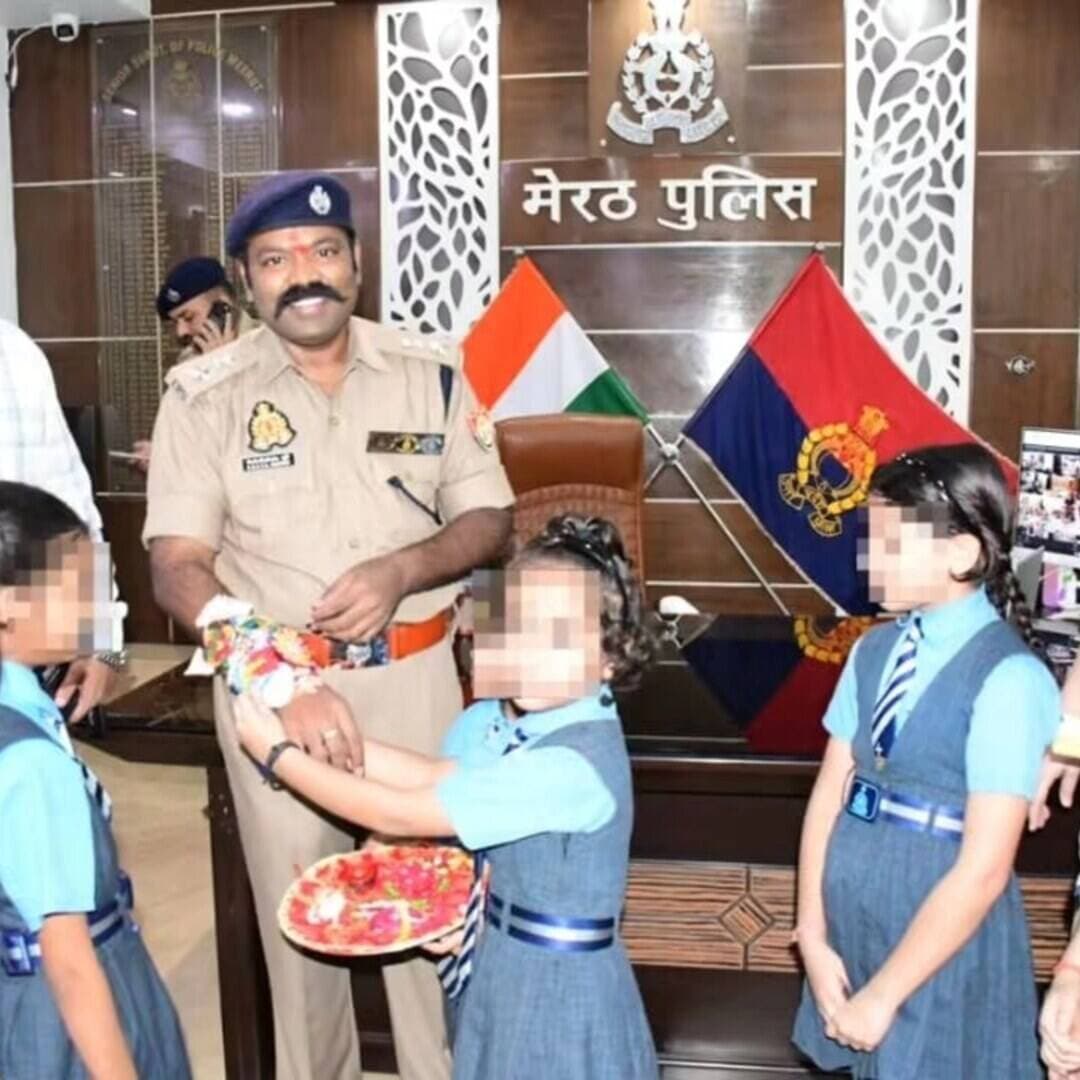 आज दिनांक 25.08.2026 को पुलिस कार्यालय मेरठ में सेंट थॉमस स्कूल की छात्राओं द्वारा #SSPMRT महोदय को राखी बांधकर #RakshaBandhan2026 की शुभकामनाएं दी गईं। इस अवसर पर #SSPMRT महोदय द्वारा छात्राओं को स्नेहपूर्वक मिठाई वितरित की गई तथा उनके उज्ज्वल भविष्य की कामना करते हुए शुभकामनाएं दी गईं। #UPPolice #MeerutPolice HappyRakshaBandhan Murthy Bgts Bathala