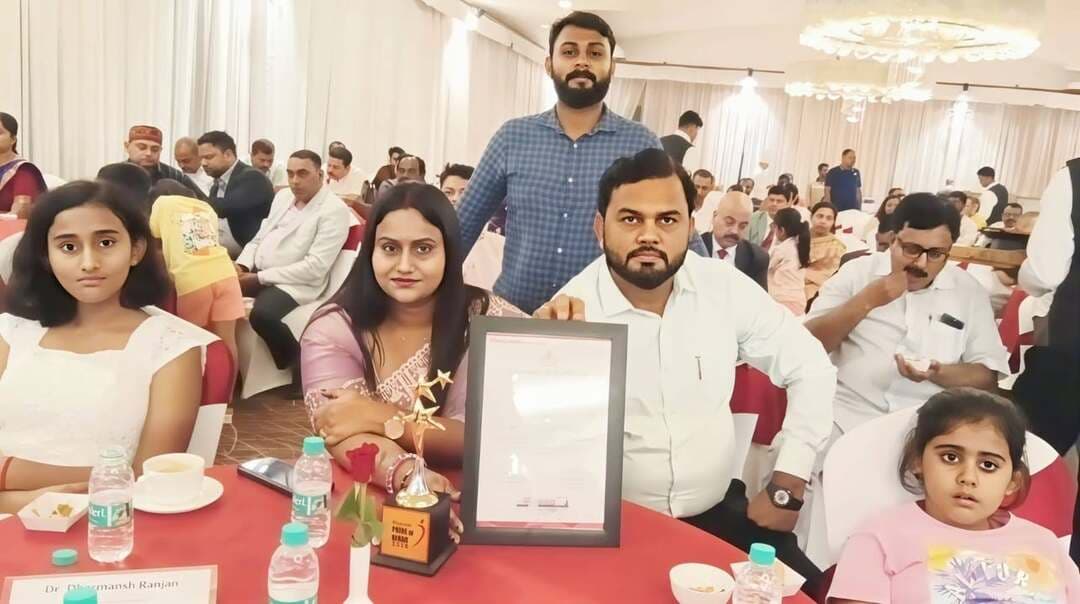 दरभंगा स्नातक निर्वाचन क्षेत्र के लिए गौरव का दिन,राज्यपाल नन्द किशोर यादव ने डॉ. धर्मांश रंजन को किया सम्मानित।
होली मिशन ग्रुप ऑफ इंस्टीट्यूशंस के मैनेजिंग डायरेक्टर एवं #दरभंगा स्नातक निर्वाचन क्षेत्र से बिहार विधान परिषद के भावी प्रत्याशी डॉ. धर्मांश रंजन (अंकुर) को शिक्षा एवं सामाजिक क्षेत्र में उत्कृष्ट योगदान के लिए हिंदुस्तान दैनिक अखबार द्वारा “हिंदुस्तान प्राइड ऑफ बिहार सम्मान” से सम्मानित किया गया। यह सम्मान नागालैंड के महामहिम राज्यपाल नन्द किशोर यादव द्वारा प्रदान किया गया।
डॉ. धर्मांश रंजन जी ने होली मिशन के माध्यम से उत्तर बिहार में शिक्षा के प्रसार के साथ-साथ रोजगार के अवसर उपलब्ध कराने का महत्वपूर्ण कार्य किया है। उनका प्रयास रहा है कि युवा केवल शिक्षित ही न हों, बल्कि कौशलयुक्त, आत्मनिर्भर और अपने भविष्य के प्रति सक्षम बनें।आज दरभंगा स्नातक निर्वाचन क्षेत्र को ऐसे जनप्रतिनिधित्व की आवश्यकता है, जो स्नातकों की आवाज़, युवाओं के रोजगार और शिक्षा के मुद्दों को मजबूती से विधान परिषद तक पहुँचा सके।डॉ. धर्मांश रंजन का यह सम्मान उनके कर्म, संघर्ष और सेवा-संकल्प की पहचान है और उत्तर बिहार के लिए गर्व का विषय है।
#Samastipur #NewsUpdate