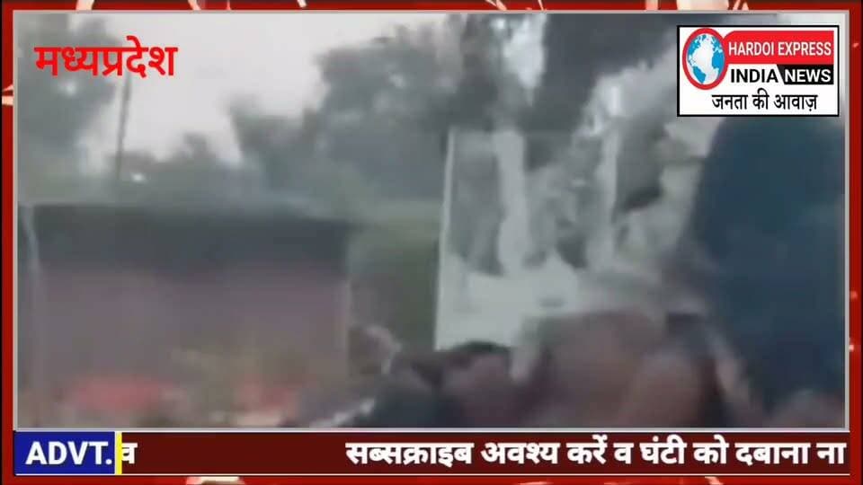 छतरपुर में जान जोखिम में डाल एक बाइक पर सवार हुए 7 लोग, ट्रैफिक नियमों की उड़ीं धज्जियां
मध्य प्रदेश के छतरपुर जिले से यातायात नियमों की खुलेआम धज्जियां उड़ाने और जान जोखिम में डालकर सफर करने की हैरान कर देने वाली तस्वीर सामने आई है। सागर रोड स्थित बगौता के पास एक ही मोटरसाइकिल पर पूरा परिवार सवार होकर जाता दिखा।
घटनास्थल: छतरपुर जिले के अंतर्गत सागर रोड पर स्थित बगौता के पास।
लापरवाही की सीमा: एक ही बाइक पर दो अधेड़ पुरुष, एक महिला और चार मासूम बच्चों समेत कुल 7 लोग सवार थे।
सुरक्षा की अनदेखी: बिना किसी सुरक्षा उपकरण और बिना हेलमेट के क्षमता से कई गुना अधिक लोगों का सफर किसी बड़े हादसे को न्योता देने जैसा है।
वायरल वीडियो: सड़क से गुजर रहे राहगीरों ने इस खतरनाक सफर का वीडियो बनाकर सोशल मीडिया पर शेयर कर दिया।
तस्वीरें सामने आने के बाद अब स्थानीय पुलिस और यातायात विभाग की गश्त व चेकिंग व्यवस्था पर भी सवाल उठने लगे हैं।