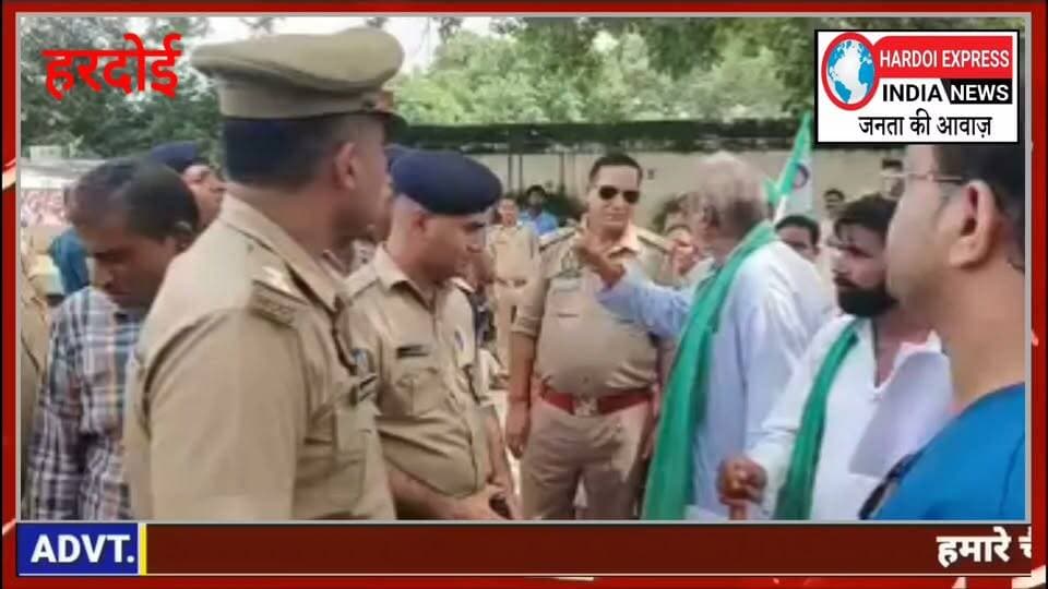 बघौली रेलवे स्टेशन पर ट्रेनों के ठहराव की मांग को लेकर अड़े किसान, स्टेशन परिसर में ही सौंपा ज्ञापन
उत्तर प्रदेश के हरदोई जिले स्थित बघौली रेलवे स्टेशन पर ट्रेनों का पूर्व ठहराव बहाल करने की मांग को लेकर किसान संगठन और स्थानीय प्रशासन के बीच तनातनी का माहौल देखने को मिला।
दरअसल, प्रदर्शन के दौरान प्रशासन किसानों से स्टेशन के बाहर ही ज्ञापन लेने की बात कह रहा था, लेकिन भारतीय किसान यूनियन (राष्ट्रवादी) के लखनऊ मंडल अध्यक्ष और किसान कार्यकर्ता स्टेशन परिसर के भीतर जाकर ही ज्ञापन देने पर अड़ गए। किसानों के कड़े रुख को देखते हुए अंततः प्रशासन को झुकना पड़ा और स्टेशन परिसर के अंदर ही किसानों का ज्ञापन स्वीकार किया गया।
किसान संगठन ने मांग की है कि बघौली स्टेशन पर ट्रेनों का ठहराव जल्द से जल्द बहाल किया जाए, ताकि क्षेत्रीय यात्रियों और ग्रामीणों को आवागमन में राहत मिल सके।