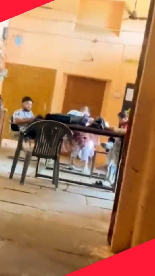 शिक्षा का मंदिर शर्मसार किशनगंज मे सरकारी स्कूल मे महिला शिक्षक सहित दो पर अशोभनीय हरकतें करने का आरोप वीडियो वायरल.........