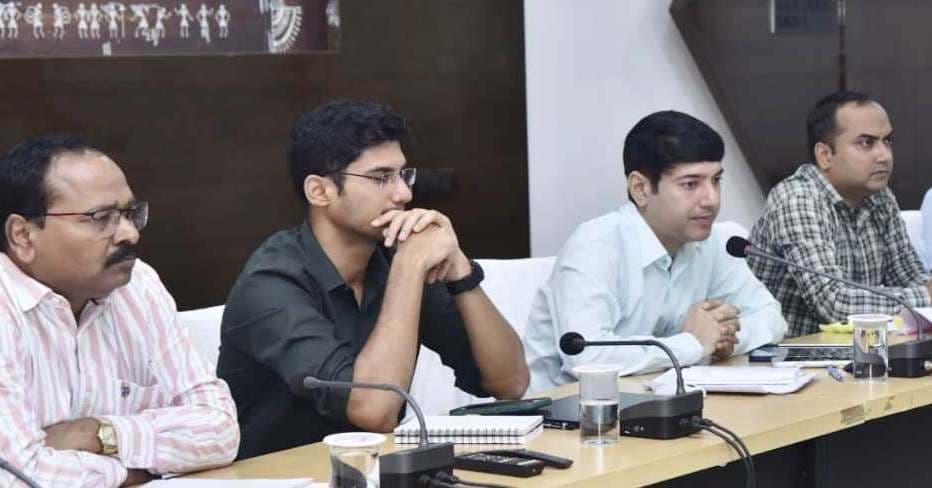 जनसेवा को सरल बनाना, योजनाओं का लाभ अंतिम व्यक्ति तक पहुंचाना।
बस्तर कलेक्टर श्री आकाश छिकारा ने साप्ताहिक समय-सीमा बैठक में प्रशासनिक प्रक्रियाओं के सरलीकरण और सुगम सेवा प्रदायगी को सर्वोच्च प्राथमिकता देने के निर्देश दिए।
उन्होंने सेवा डेरा के चयनित ग्रामों को आदर्श ग्राम बनाने, जाति प्रमाण पत्र, नामांतरण, पेंशन और राजस्व मामलों का त्वरित निराकरण करने तथा ग्रामीणों को एक ही स्थान पर स्वास्थ्य, आयुष्मान कार्ड, श्रमिक पंजीयन, राशन कार्ड और एग्रीस्टैक जैसी सेवाएं उपलब्ध कराने पर जोर दिया।
पीएम सूर्य घर योजना, जल जीवन मिशन, पोषण सेवाओं और अन्य प्राथमिक योजनाओं की भी समीक्षा की गई।
सरल प्रशासन, त्वरित समाधान और जनकल्याण. यही सुशासन की पहचान है।
#सुशासन #बस्तर #जगदलपुर