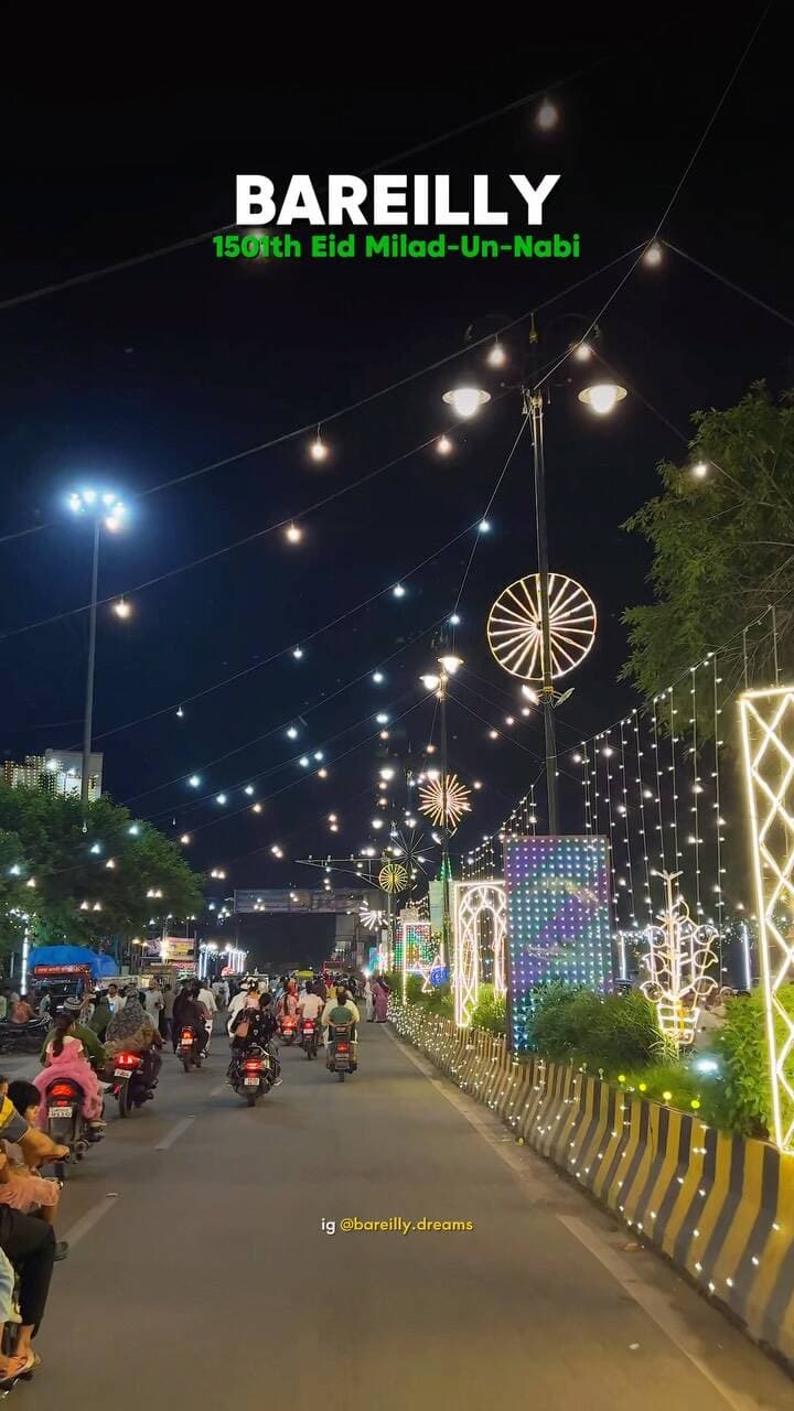 🌙✨ बरेली में ईद मिलादुन्नबी ﷺ की रौनक़ 🤍🌹
नातों की गूंज, रोशन गलियां और हर तरफ़ जश्न का माहौल। ❤️
Follow @bareilly.dreams ✨
#EidMiladunnabi #Bareilly #Miladunnabi #Islamic #BareillyCity