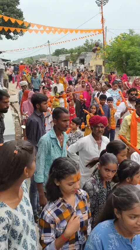 कन्नौज से सेकड़ो शिव भक्तों ने कावड़ यात्रा निकाली।
दैनिक वीरधरा राजस्थान।
भदेसर। उपखंड क्षेत्र के कन्नौज कस्बे से लगभग 1000 से अधिक शिव भक्तों ने कावड़ यात्रा निकाली। यह यात्रा कन्नौज के महादेव मंदिर से शुरू होकर भदेसर क्षेत्र के धनेश्वर महादेव स्थल पर पहुंची, जहां समाजसेवियों द्वारा उनका स्वागत किया गया।
कन्नौज महादेव मंदिर के मुख्य पुजारी प्रिंस गोस्वामी और सहायक पुजारी अभिषेक जोशी ने जानकारी देते हुए बताया कि सुबह 8 बजे महादेव मंदिर में पूजा-अर्चना के बाद कावड़ यात्रा प्रारंभ हुई। 1000 से अधिक शिव भक्तों का यह दल बैंड और डीजे की धुन पर भजनों पर थिरकते हुए धनेश्वर महादेव के लिए रवाना हुआ।
पूरे रास्ते भोलेनाथ के भजनों पर झूमते हुए कावड़ियों का यह दल भदेसर क्षेत्र के प्रमुख धार्मिक स्थल धनेश्वर महादेव पहुंचा।
इसके बाद समाजसेवियों की ओर से सभी कावड़ियों और भोलेनाथ के भक्तों का स्वागत कर इनके लिए भोजन प्रसाद की व्यवस्था की गई।
कन्नौज के महादेव मित्र मंडल ने बताया कि सावन के महीने में संपन्न हुई इस कावड़ यात्रा के धनेश्वर महादेव पहुंचने पर पूजा-अर्चना की गई और सभी की खुशहाली की कामना की गई।