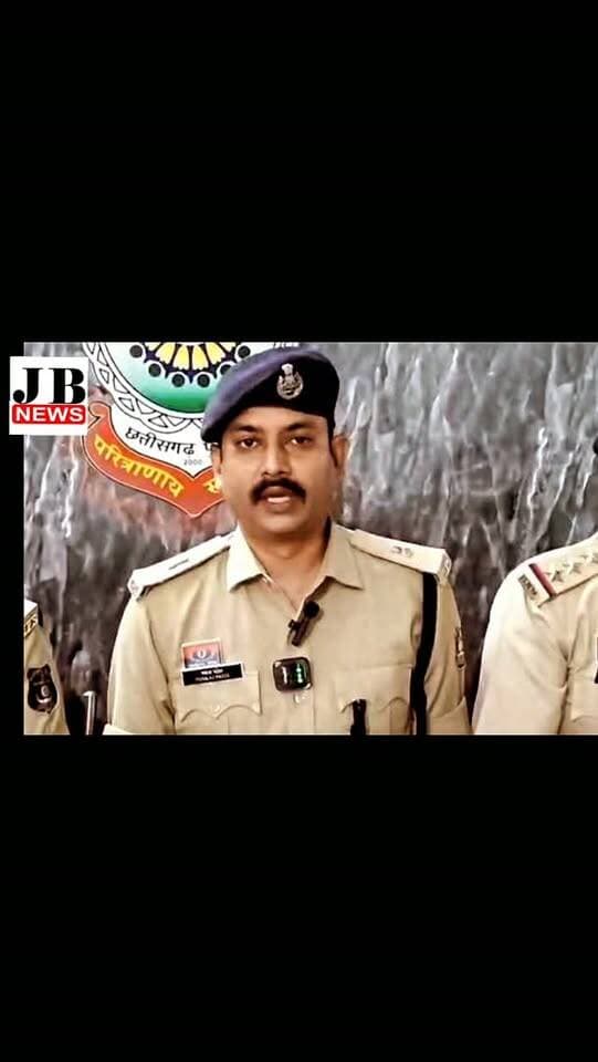 थाना सक्ती▪️ सूने मकानों में चोरी करने वाले गिरोह का सक्ती पुलिस ने किया पर्दाफाश, एक ही गिरोह द्वारा थाना सक्ती क्षेत्र के दो मकानों में चोरी की वारदात।।।
▪️ दोनों चोरी के प्रकरणों में समान 04 आरोपी गिरफ्तार
▪️ चोरी किए गए सोने-चांदी के जेवरात सहित समस्त मशरूका बरामद
▪️ दोनों प्रकरणों में चोरी गए मशरूका की शत-प्रतिशत बरामदगी
▪️ बरामद मशरूका की कुल अनुमानित कीमत लगभग ₹3,85,000/-
गिरफ्तार आरोपी
1. बलवीर सतनामी पिता सुखवींदर सतनामी, उम्र 22 वर्ष, निवासी सोंठी, जिला सक्ती।
2. फलेश साहू पिता स्व. सुभाष साहू, उम्र 26 वर्ष, निवासी सोंठी, जिला सक्ती।
3. समीर डेनियल पिता अशोक डेनियल, उम्र 19 वर्ष, निवासी सोंठी, जिला सक्ती।
4. अमित अग्रवाल पिता प्रेमचंद अग्रवाल, उम्र 45 वर्ष, निवासी सक्ती, जिला सक्ती।