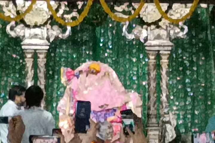 🌸🙏 गुरुवार की अमृत बेला में श्रीजी की मंगला आरती 🙏🌸आज सावन के पावन गुरुवार की अमृत बेला में बरसाना धाम में श्रीजी राधे रानी की मंगला आरती के दिव्य एवं अलौकिक दर्शन करने का सौभाग्य प्राप्त हुआ। प्रभु के इस पावन स्वरूप के दर्शन से मन भक्ति और आनंद से भर उठा।
🌺 श्री राधे रानी जी की कृपा सभी भक्तों पर सदैव बनी रहे।
🙏 राधे राधे! 🌸