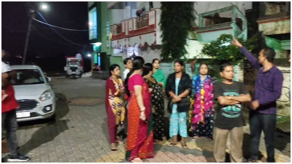 ଜୟପୁର: ଦିନ ଦିପହରେ ଘରେ ଚୋରୀ କରୁଛନ୍ତି । ଆପତ୍ତି କଲେ ମା ଭଉଣୀଙ୍କୁ ଅସଦ୍ ଆଚରଣ କରୁଛନ୍ତି । ଅତିଷ୍ଠ ହୋଇପଡ଼ିଛନ୍ତି ପାରା ବେଡା ଶ୍ରୀରାମ ନଗର ଚତୁର୍ଥ ଲାଇନ୍ ବାସିନ୍ଦା। ପୋଲିସ୍ ଦୃଢ଼ କାର୍ଯ୍ୟାନୁଷ୍ଠାନ ନେବାକୁ ଦାବୀ କରିଛନ୍ତି।