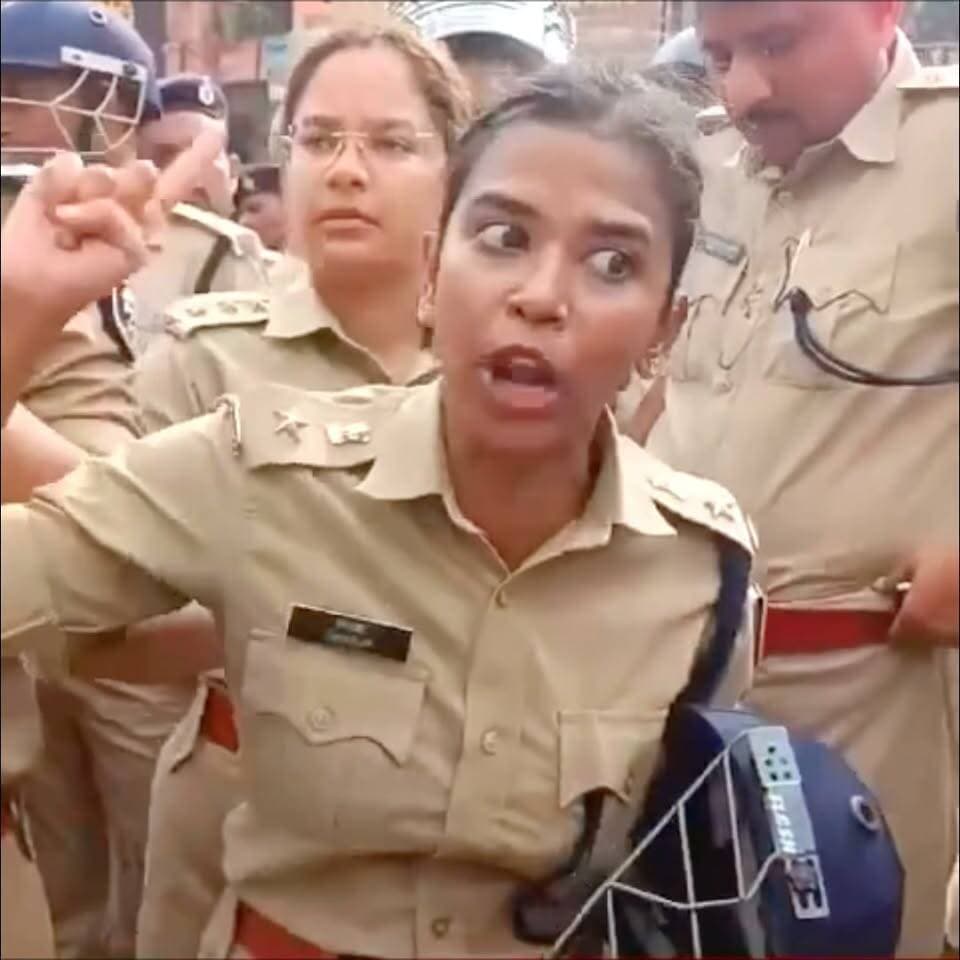 सहरसा की बेटी और पटना के सिटी एसपी शैलजा ने प्रदर्शनकारियों को हड़काया, कहा पीछे हट जाओ..माँग पूरी हो रही है आप लोग पीछे हट जाए।