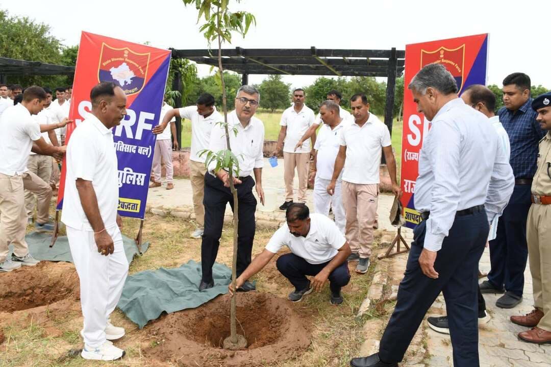 *एसडीआरएफ मुख्यालय गाडोता में सघन वृक्षारोपण अभियान का शुभारंभ*
° कमाण्डेन्ट रेवन्त दान ने पौधारोपण कर दिया पर्यावरण संरक्षण का संदेश, जवानों ने स्वप्रेरणा से लिया पौधों की देखभाल का संकल्प
जयपुर :कमलेश आमेटा
मानसून सत्र के मद्देनजर एसडीआरएफ बटालियन मुख्यालय गाडोता, जयपुर में सघन वृक्षारोपण अभियान का शुभारंभ किया गया। कमाण्डेन्ट एसडीआरएफ रेवन्त दान आईपीएस ने पौधारोपण कर अभियान की शुरुआत की। अभियान का उद्देश्य बटालियन परिसर को हरा-भरा बनाना, पर्यावरण संतुलन बनाए रखना तथा बल के जवानों में प्रकृति एवं पर्यावरण संरक्षण के प्रति जागरूकता बढ़ाना है।
इस अवसर पर डिप्टी कमाण्डेन्ट नरेश शर्मा, सहायक कमाण्डेंट जग्गूराम, संजय कुमार शर्मा, दीपक कुमार, उमेश गौतम, रोहित चौधरी एवं अजय कुमार सहित बटालियन मुख्यालय में उपस्थित अधीनस्थ अधिकारियों एवं रेस्क्यू टीम के जवानों ने भी उत्साहपूर्वक पौधारोपण किया। बटालियन के प्रत्येक जवान द्वारा स्वप्रेरणा से पौधारोपण किया जा रहा है।
*सुरक्षा और देखरेख के लिए विशेष 'ग्रीन टीम' का गठन*
पौधों की नियमित देखभाल एवं सुरक्षा सुनिश्चित करने के लिए बटालियन स्तर पर विशेष ‘ग्रीन टीम’ का गठन किया गया है। यह टीम पौधों की नियमित सिंचाई, सुरक्षा एवं उनके संरक्षण की निगरानी करेगी। अभियान के माध्यम से एसडीआरएफ परिसर को अधिक हरित एवं पर्यावरण अनुकूल बनाने के साथ-साथ जवानों में पर्यावरण संरक्षण की जिम्मेदारी की भावना को भी मजबूत किया जा रहा है।
-----------