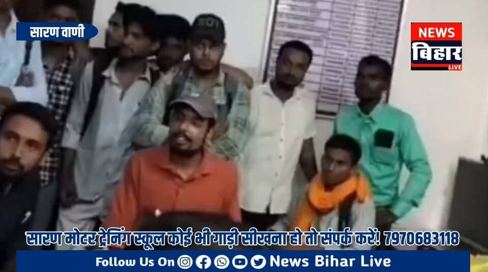 इंटर्नशिप शुल्क वसूली के विरोध में अभाविप और छात्रों का आक्रोश, प्राचार्यों से मिलकर जताया विरोध
छपरा, 25 अगस्त 2026।
जयप्रकाश विश्वविद्यालय के विभिन्न कॉलेजों में स्नातक सेमेस्टर-5, सत्र 2023-27 के विद्यार्थियों से इंटर्नशिप के नाम पर कथित रूप से ₹600, ₹800 और ₹1,000 तक शुल्क लिए जाने को लेकर छात्र प्रतिनिधियों और अखिल भारतीय विद्यार्थी परिषद (अभाविप) के कार्यकर्ताओं में आक्रोश है।
मामले को लेकर छात्र प्रतिनिधियों ने जगलाल चौधरी कॉलेज और रामजयपाल कॉलेज के प्राचार्यों से मुलाकात कर अपनी आपत्ति दर्ज कराई। छात्रों ने इंटर्नशिप के नाम पर लिए जा रहे शुल्क की जांच कराने और विश्वविद्यालय के निर्देशों के अनुरूप कार्रवाई करने की मांग की।
छात्र कार्यकर्ताओं का कहना है कि इंटर्नशिप विद्यार्थियों के शैक्षणिक पाठ्यक्रम का हिस्सा है। ऐसे में इसके नाम पर अनियमित रूप से शुल्क वसूला जाना उचित नहीं है। उनका आरोप है कि अलग-अलग कॉलेजों में विद्यार्थियों को अलग-अलग समस्याओं का सामना करना पड़ रहा है, जिससे छात्रों में असंतोष बढ़ रहा है।
छात्र प्रतिनिधियों ने विश्वविद्यालय प्रशासन से मांग की कि पूरे विश्वविद्यालय क्षेत्र में इंटर्नशिप के नाम पर होने वाली शुल्क वसूली की जांच कराई जाए, नियमों के विरुद्ध ली गई राशि वापस कराई जाए और भविष्य में विद्यार्थियों से किसी भी प्रकार की अनियमित राशि वसूली पर रोक लगाई जाए।
अभाविप कार्यकर्ताओं ने चेतावनी दी कि यदि विश्वविद्यालय और कॉलेज प्रशासन द्वारा मामले का उचित समाधान नहीं किया गया तो विद्यार्थियों के हित में लोकतांत्रिक तरीके से आगे भी विरोध दर्ज कराया जाएगा।